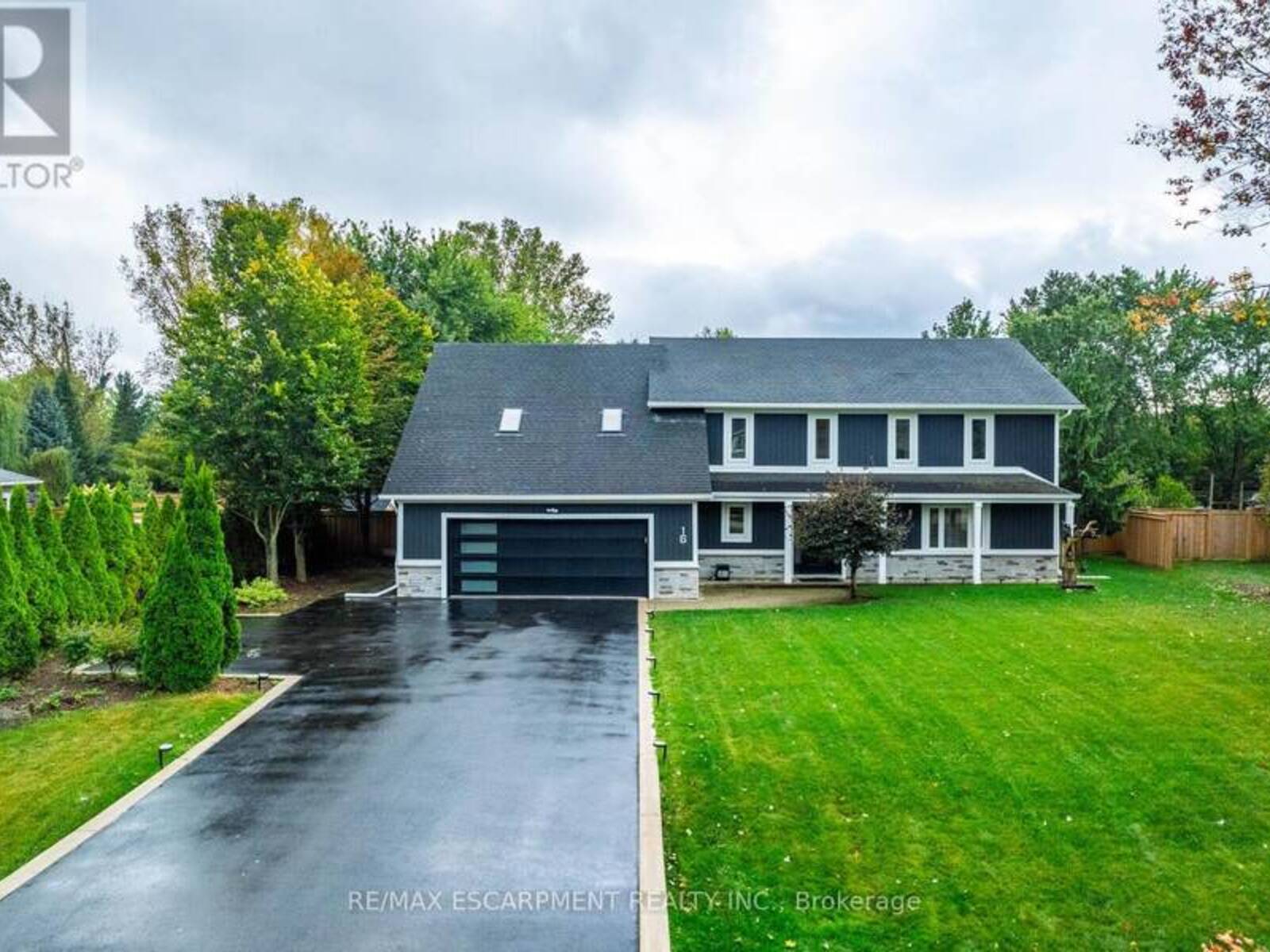 16 NOBLE KIRK DRIVE, Hamilton, Ontario L8B 0Z2