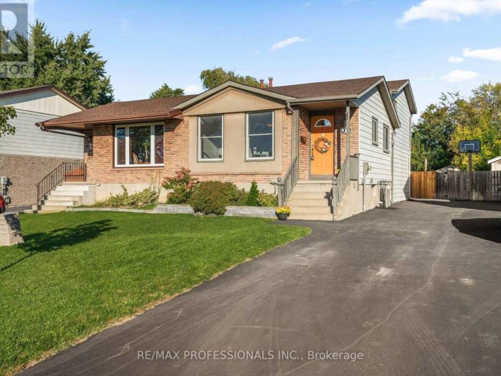 17 CANTERBURY DRIVE, St. Catharines, Ontario L2P 3M6