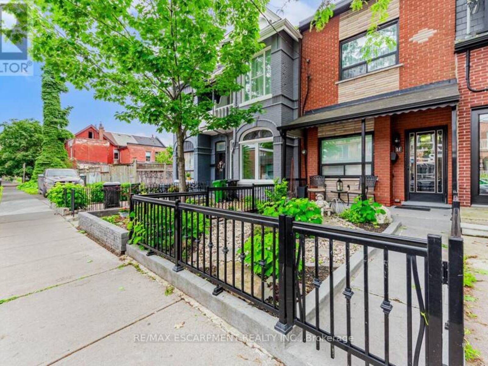 11 ALMA AVENUE, Toronto, Ontario M6J 1N2