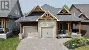 32 LANDSCAPE DRIVE | Oro-Medonte Ontario | Slide Image Two