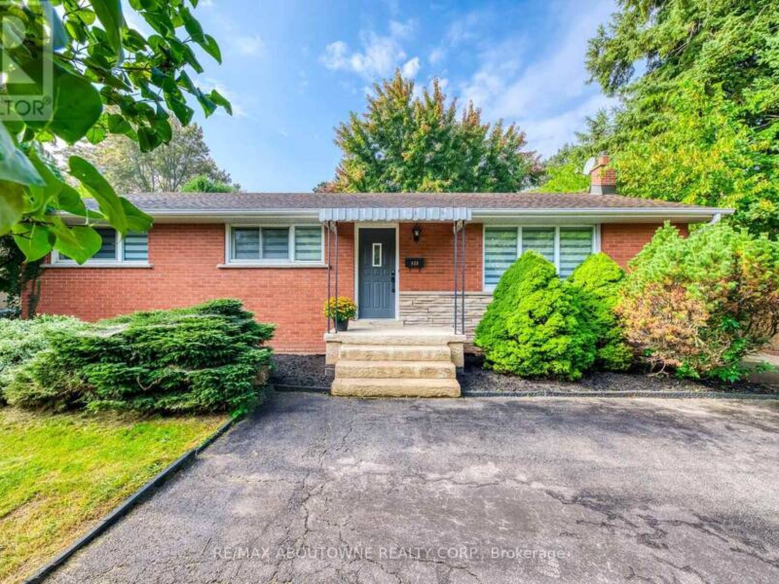 428 HENDERSON ROAD, Burlington, Ontario L7L 2P8