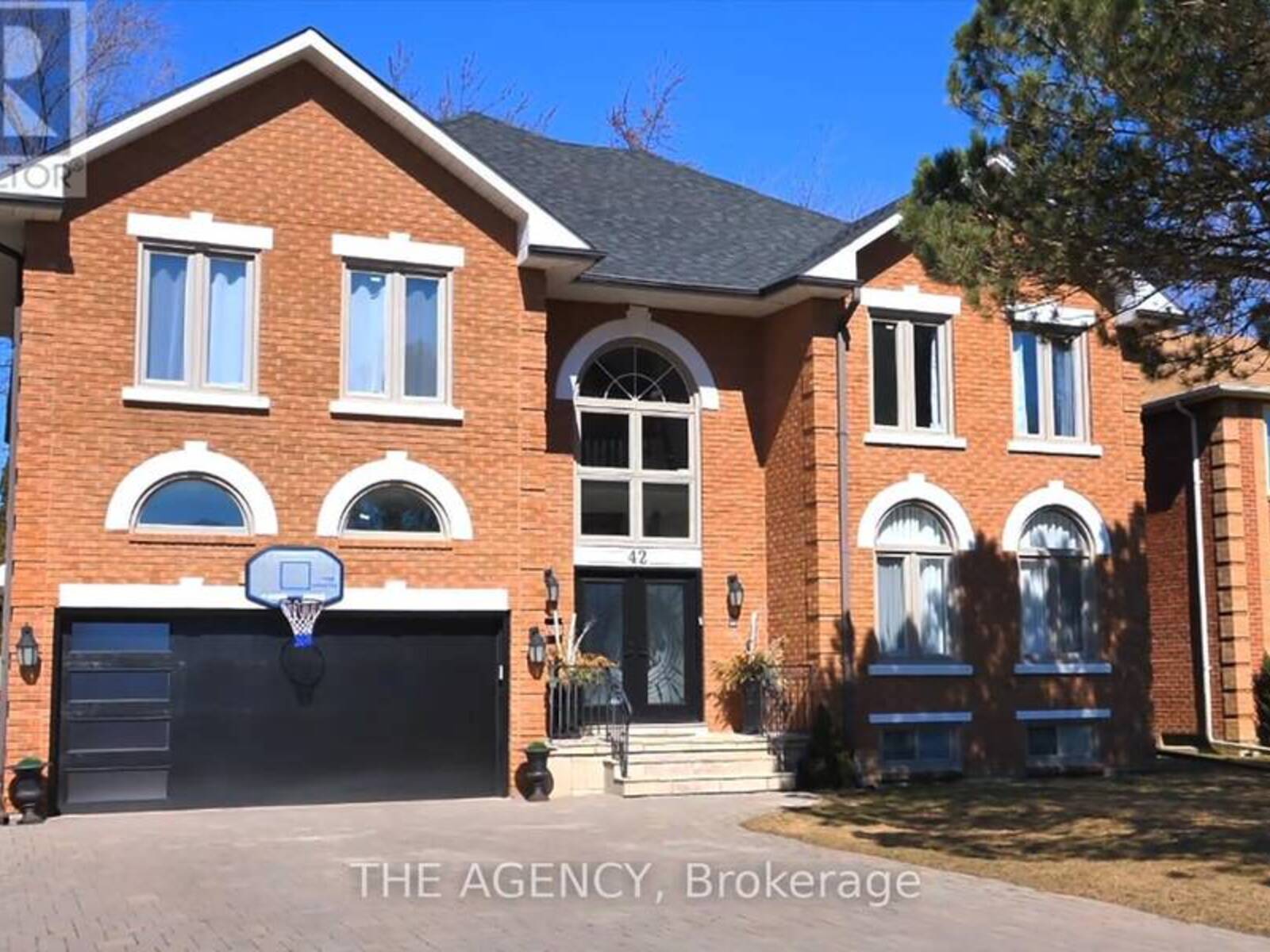 42 GRANGEMILL CRESCENT, Toronto, Ontario M3B 2J2