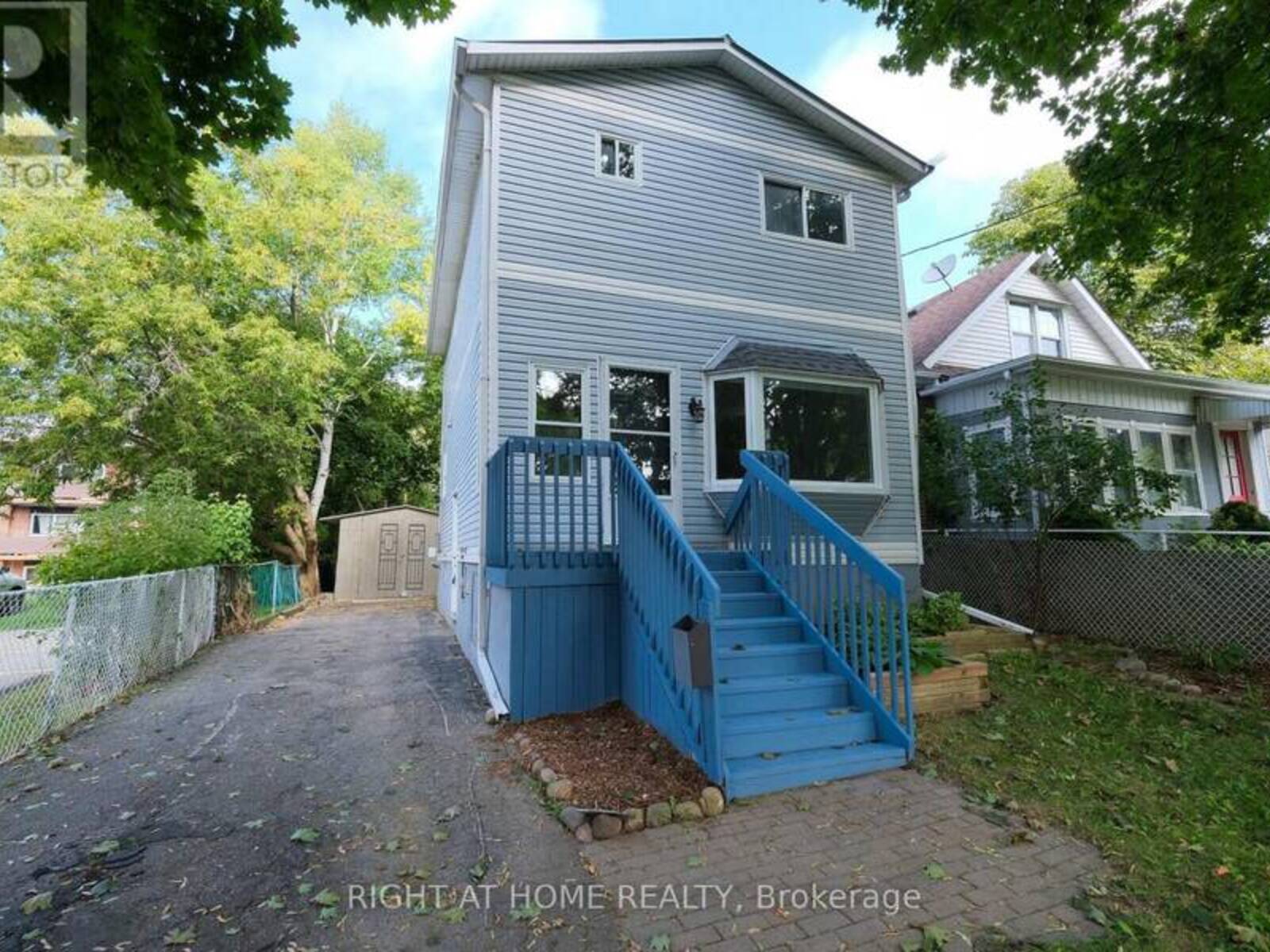 118 THOMAS STREET, Oshawa, Ontario L1H 3W8