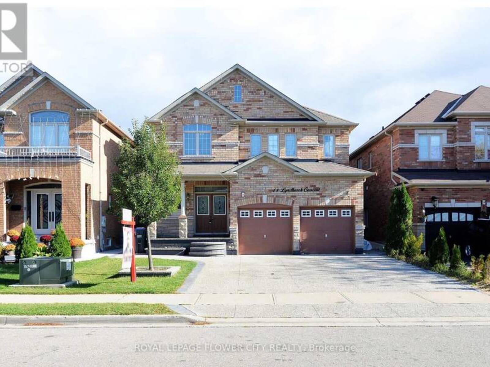 11 LYNDBROOK CRESCENT, Brampton, Ontario L6P 2P1