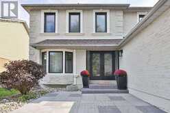 7 UNDERHILL CRESCENT | Aurora Ontario | Slide Image One