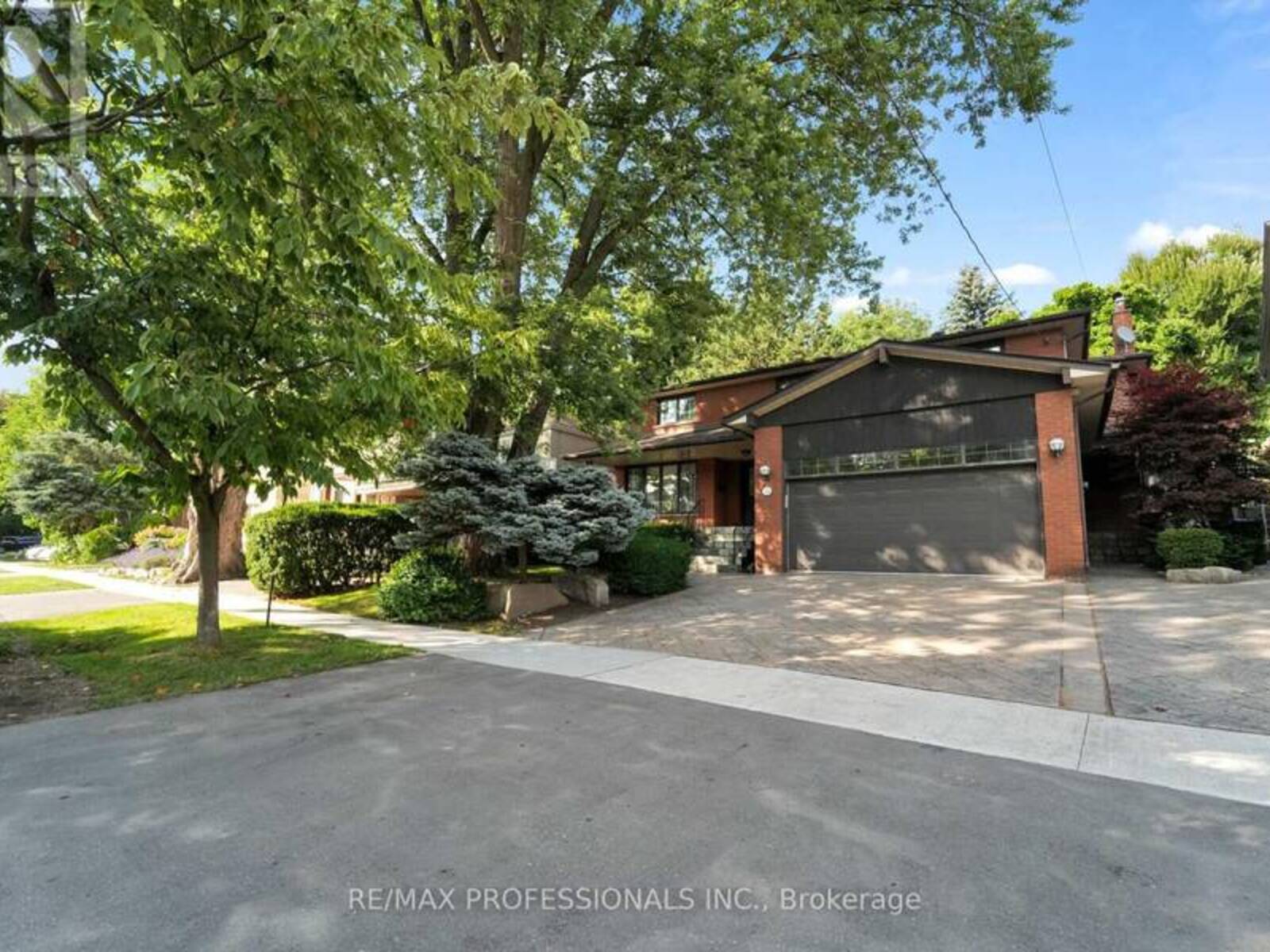 33 BONNYVIEW DRIVE, Toronto, Ontario M8Y 3G7