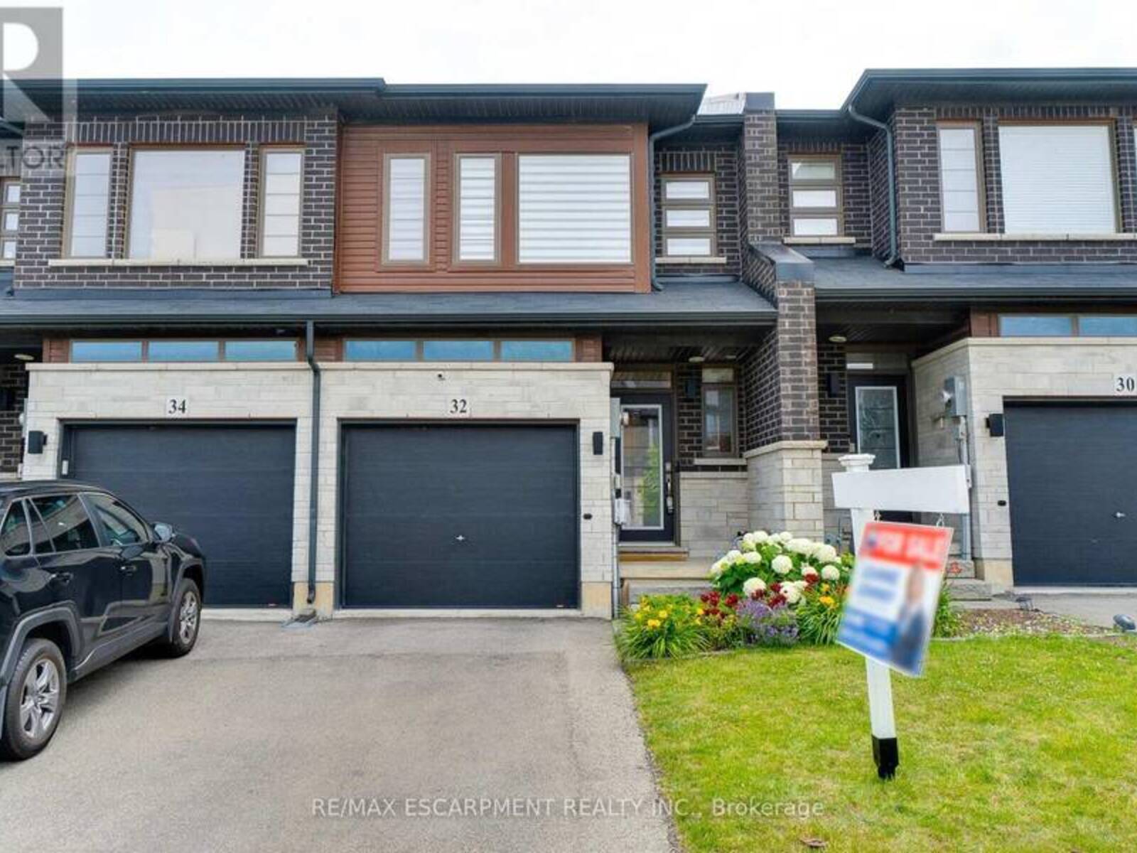 32 GREENWICH AVENUE, Hamilton, Ontario L8J 0L5