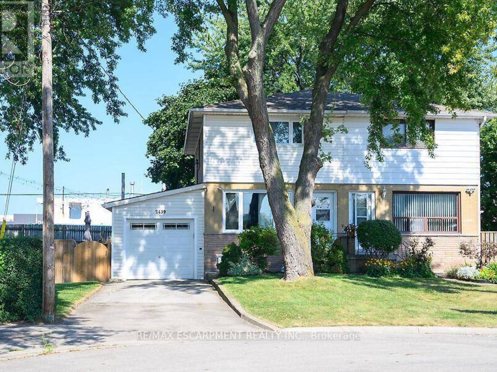 2439 BARCLAY ROAD, Burlington, Ontario L7R 2B7