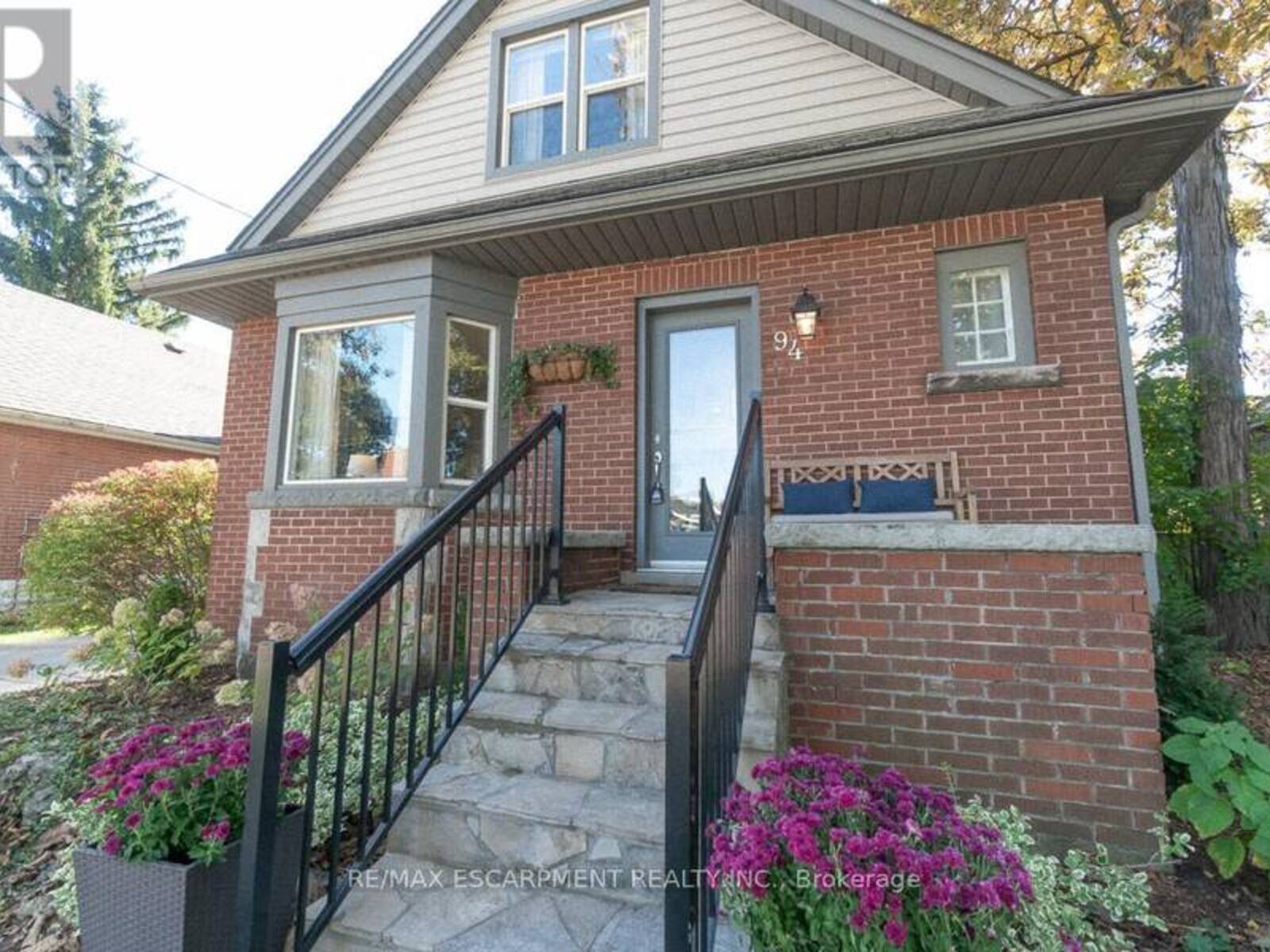 94 QUEENSDALE AVENUE E, Hamilton, Ontario L9A 1K3