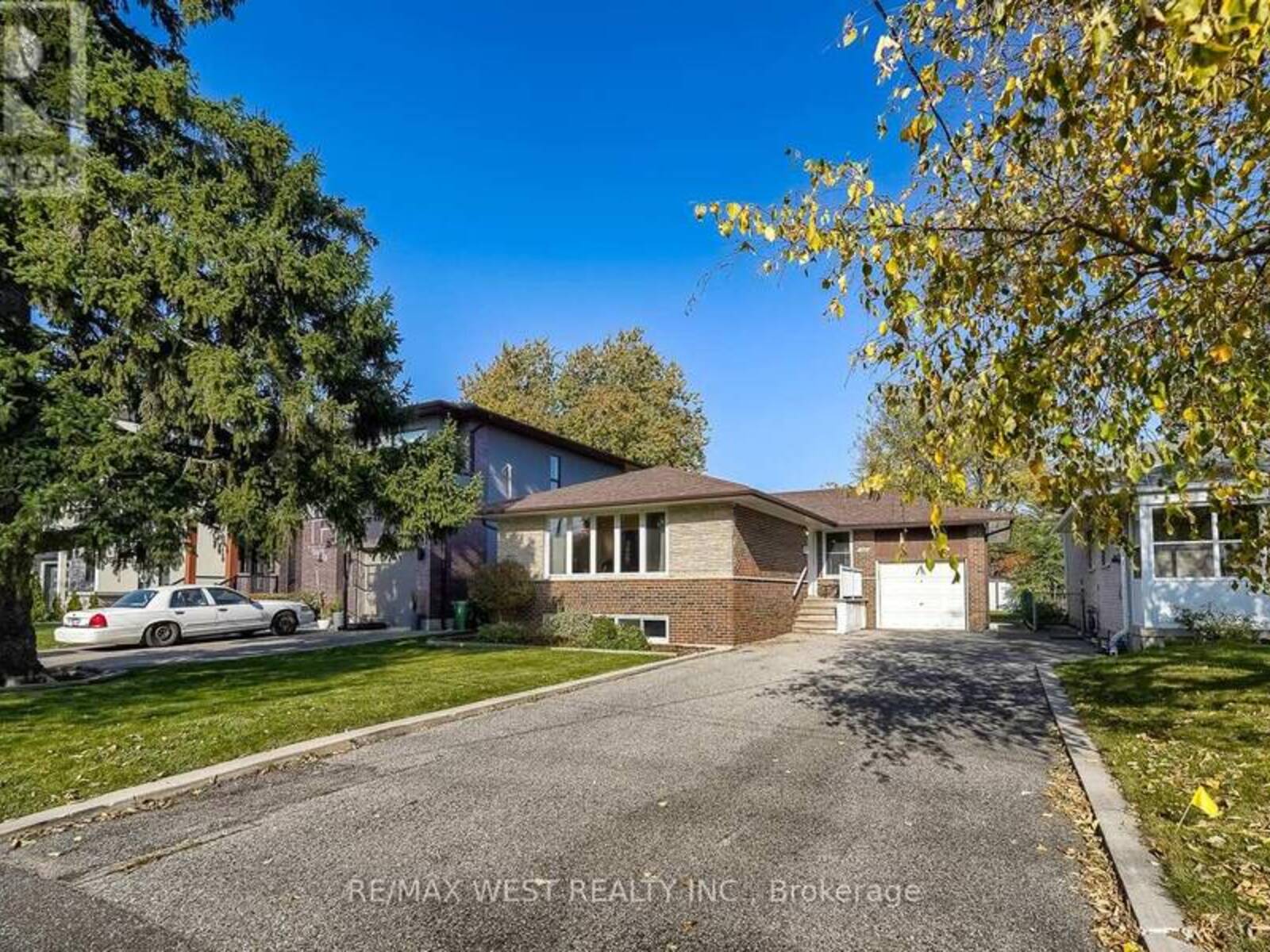 330 RATHBURN ROAD, Toronto, Ontario M9B 2M1