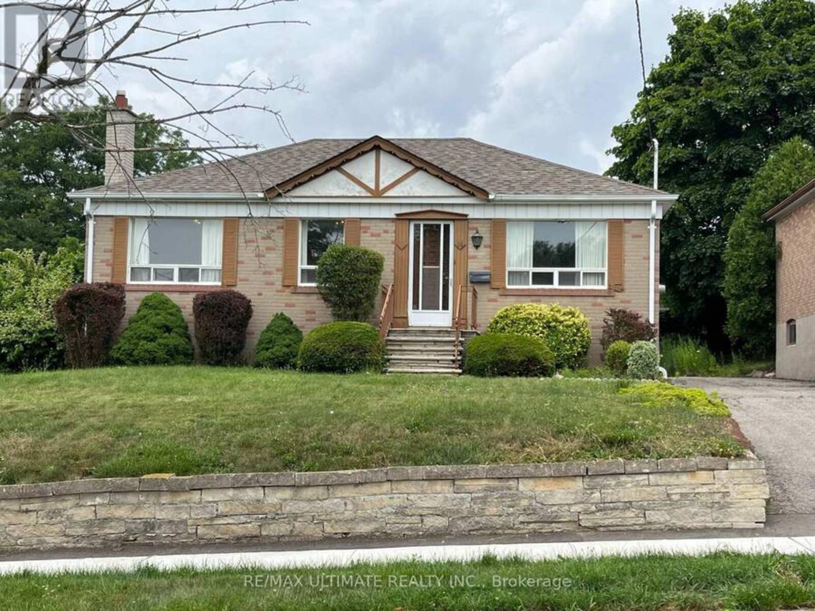 14 HAWKINS DRIVE, Toronto, Ontario M6M 2W6