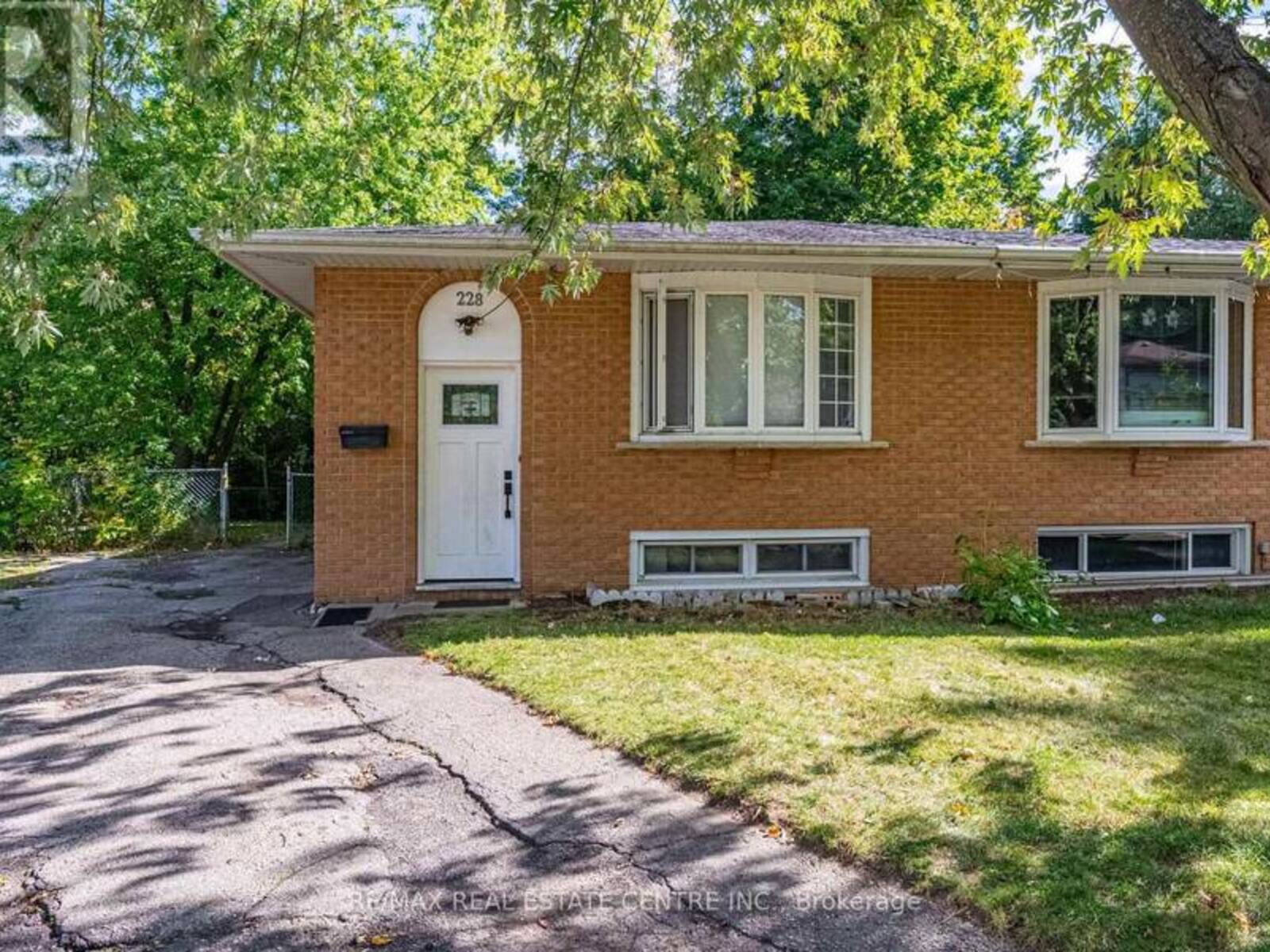 228 INGLESIDE PLACE, Kitchener, Ontario N2M 2H2