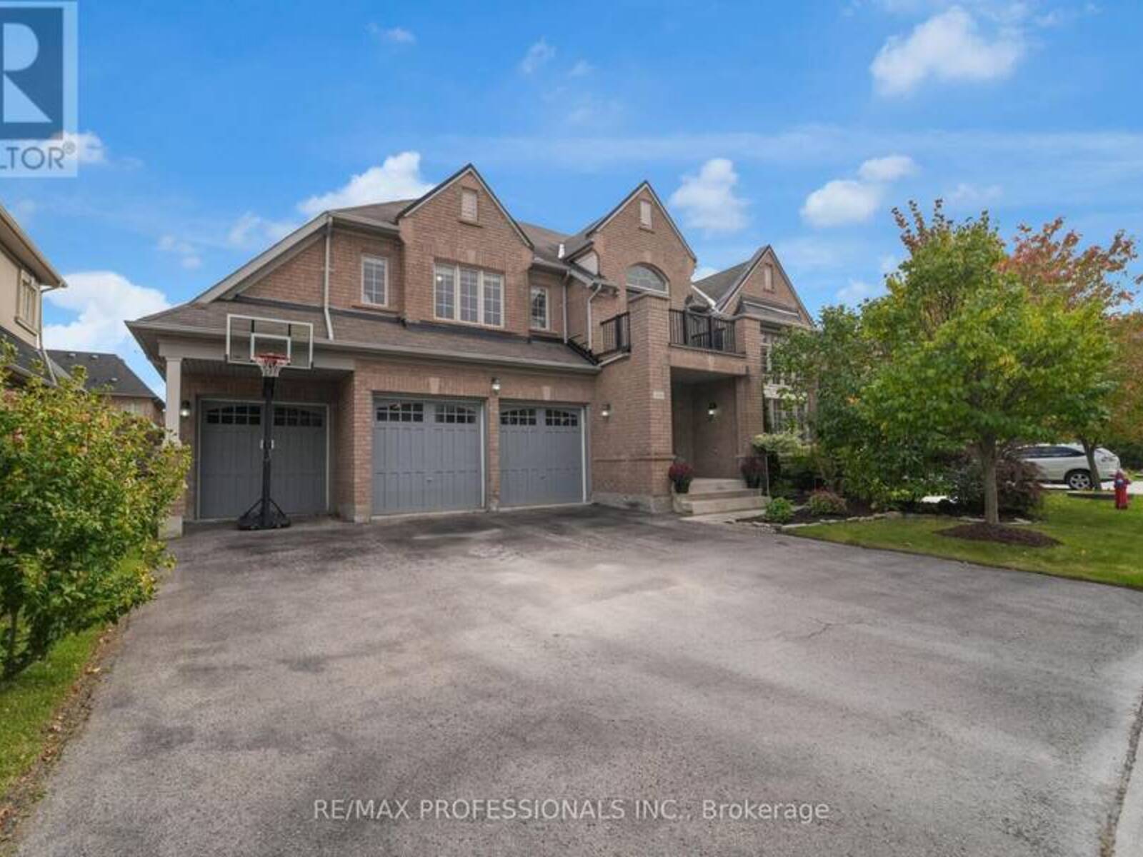 104 BLOOMSBURY AVENUE, Brampton, Ontario L6P 2X1