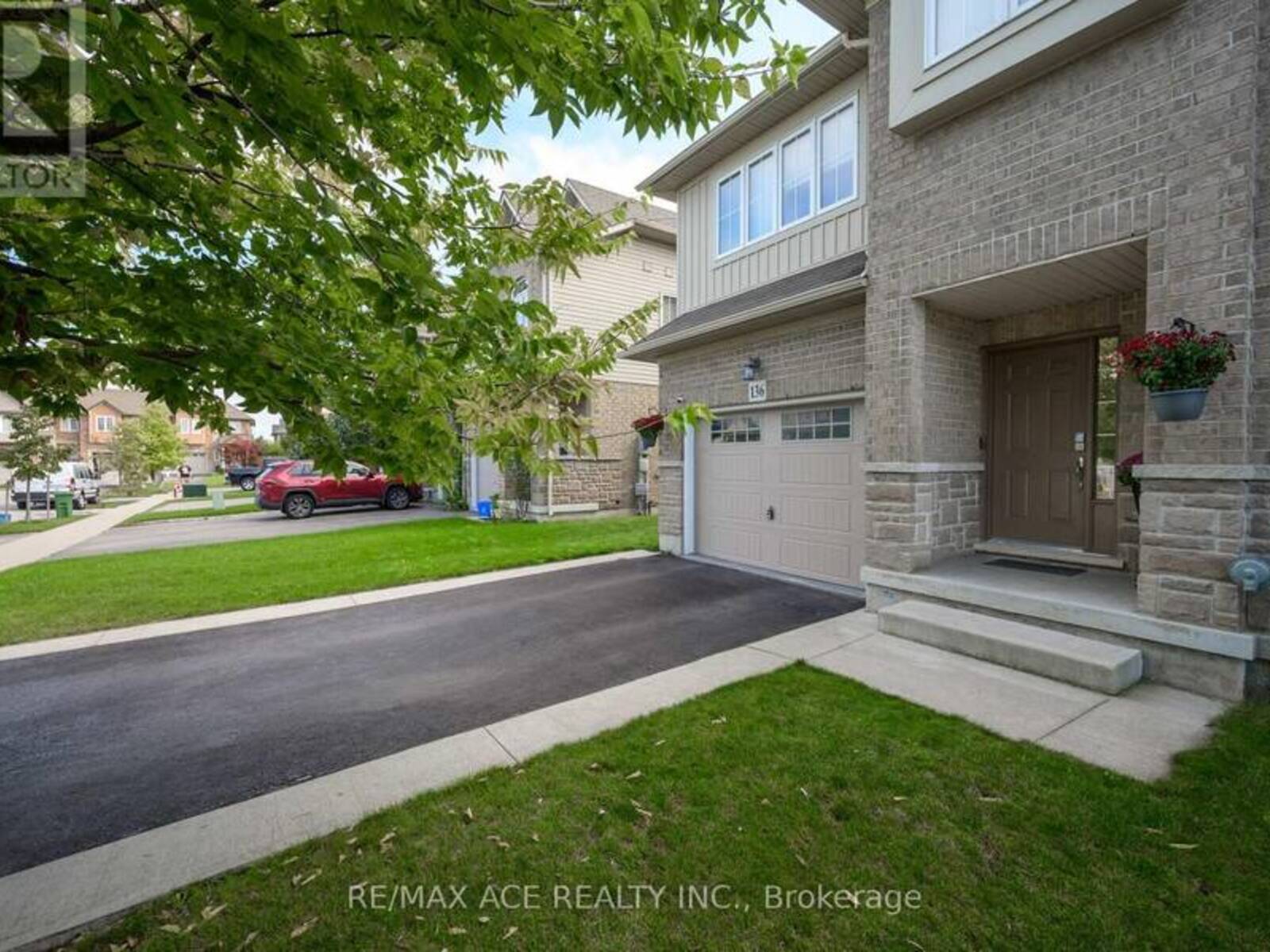 136 PALACEBEACH TRAIL, Hamilton, Ontario L8E 0C3