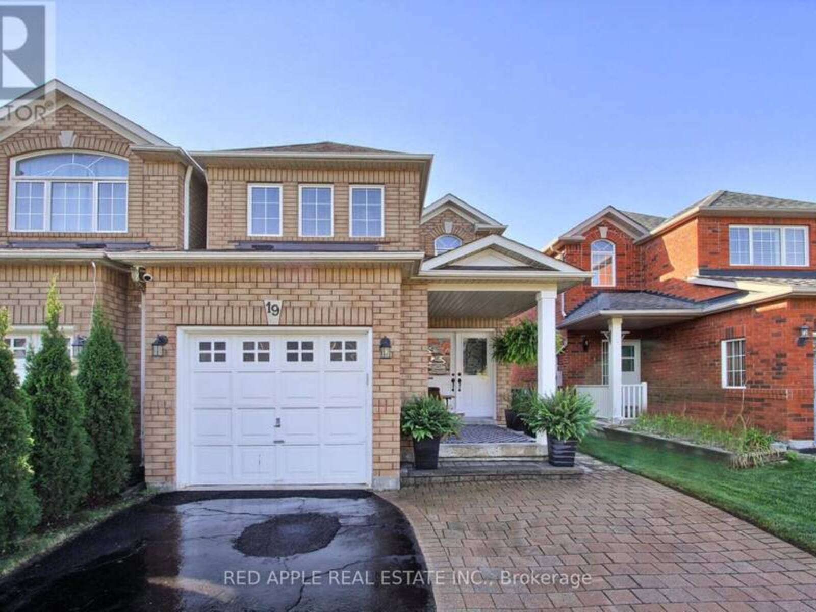 19 LONG POINT DRIVE, Richmond Hill, Ontario L4E 3W9