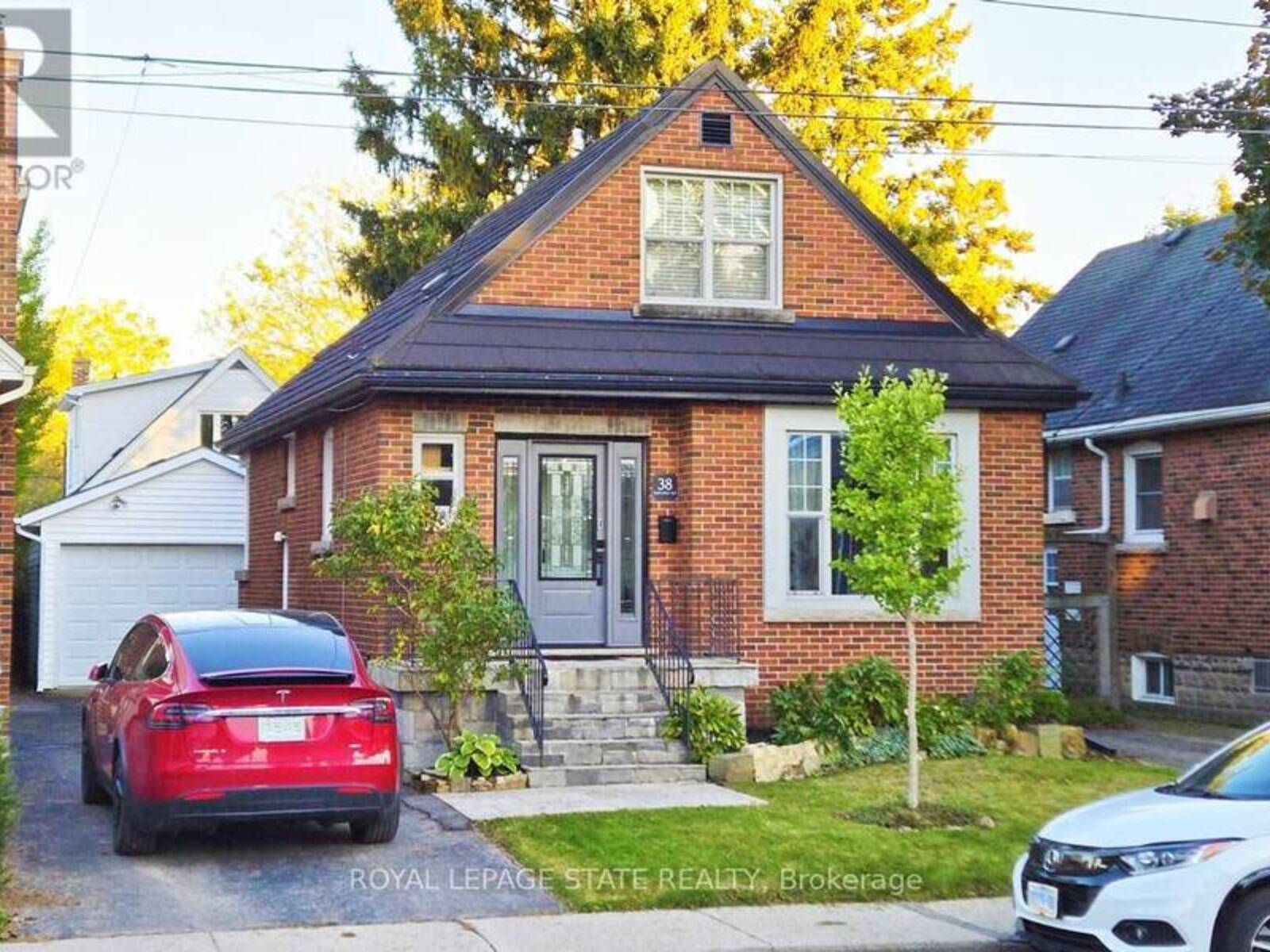 38 KIPLING ROAD, Hamilton, Ontario L8S 3X3