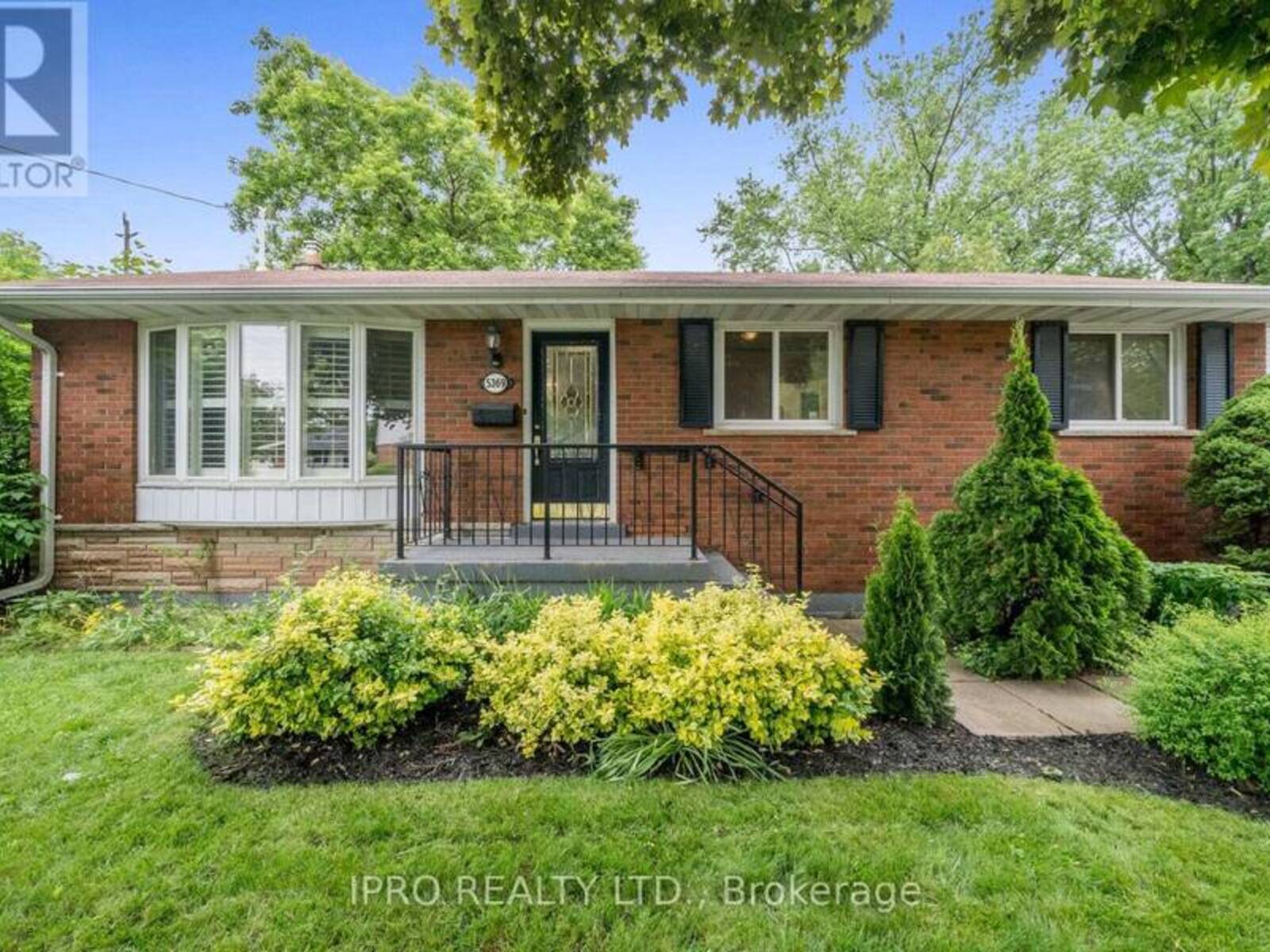 5369 SPRUCE AVENUE, Burlington, Ontario L7L 1N8