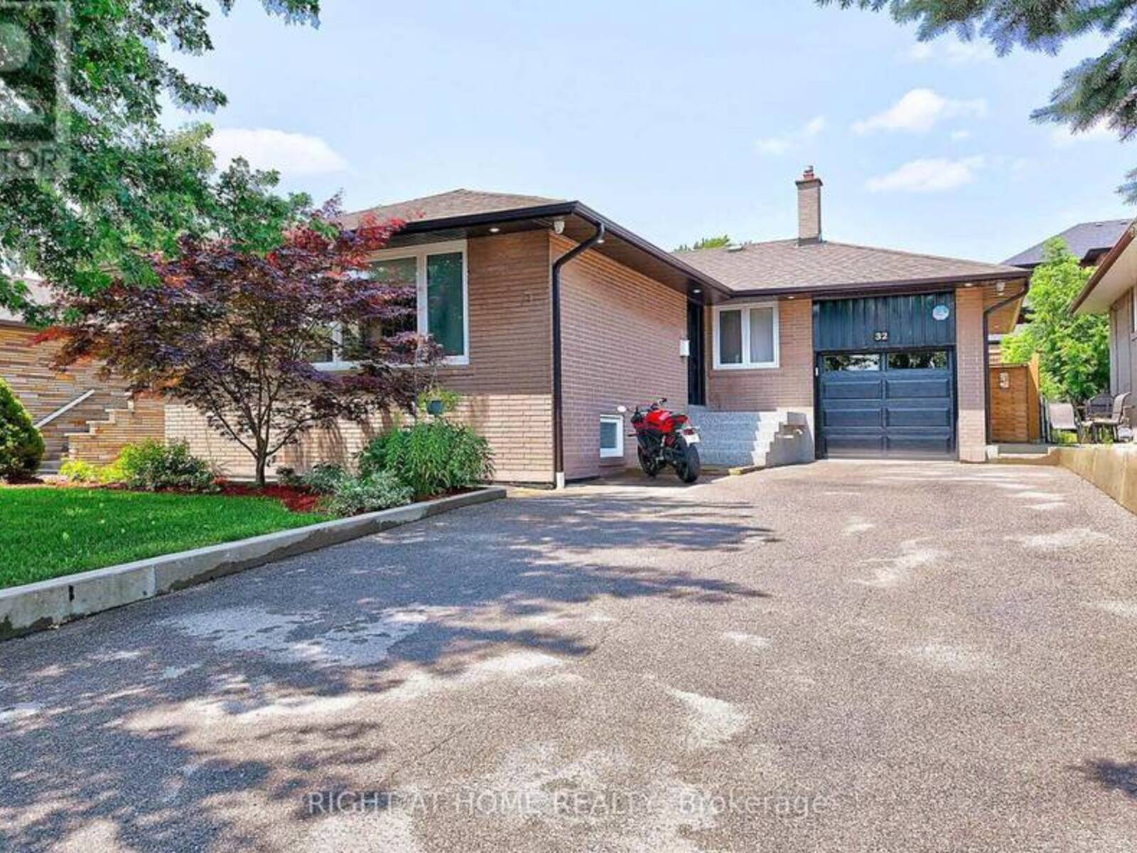 32 DEL RIA DRIVE, Toronto, Ontario M6L 1M1