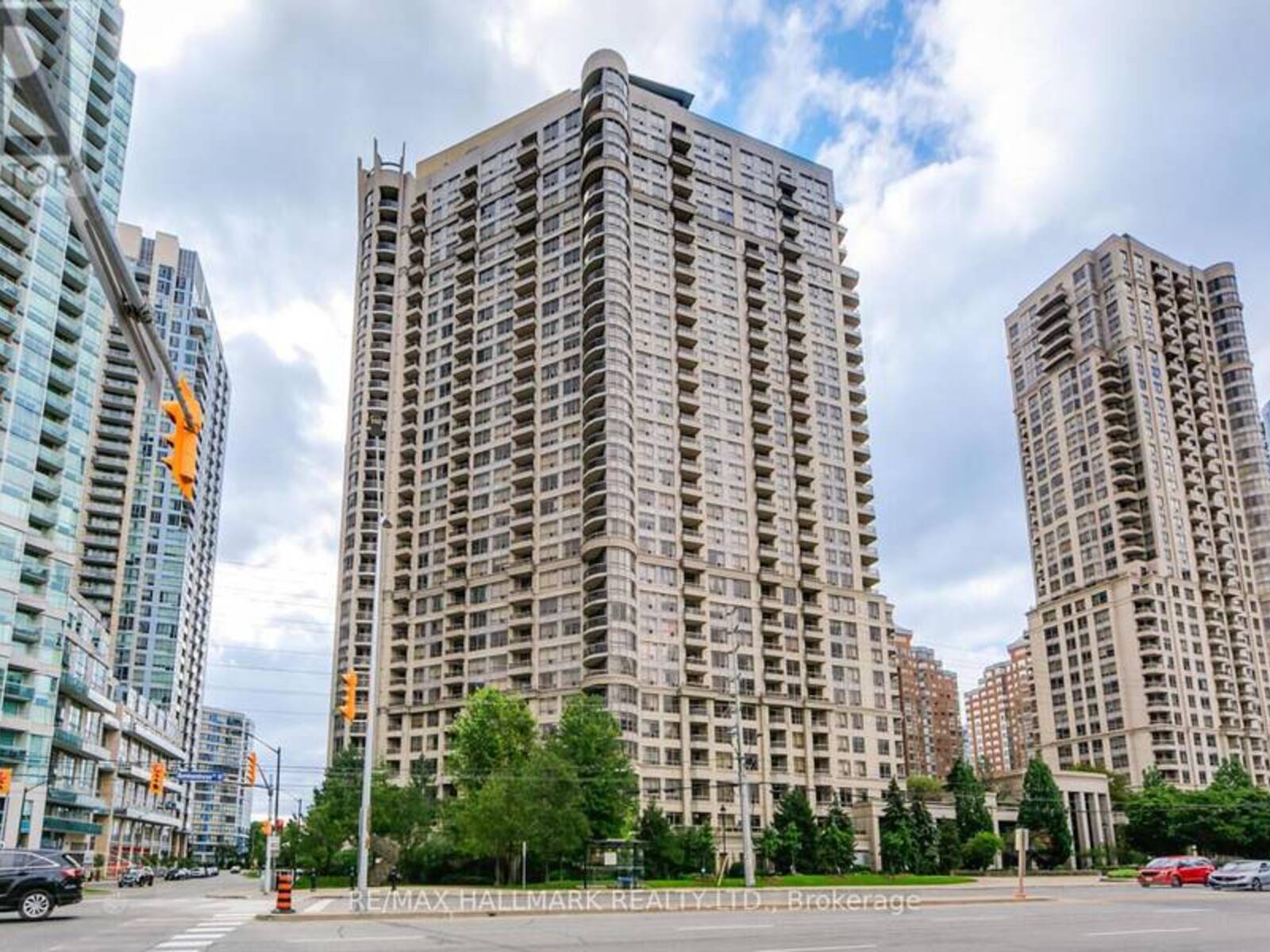 827 - 3888 DUKE OF YORK BOULEVARD, Mississauga, Ontario L5B 4P5