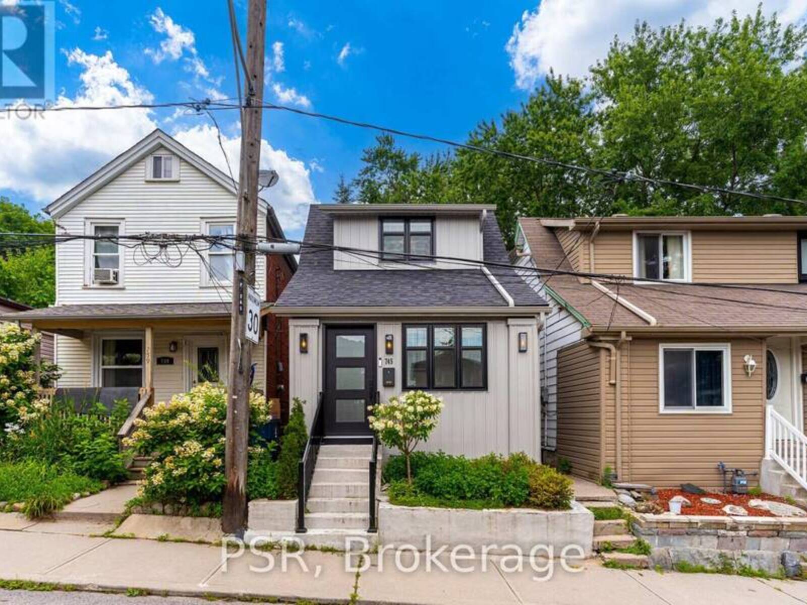 745 CRAVEN ROAD, Toronto, Ontario M4L 2Z7