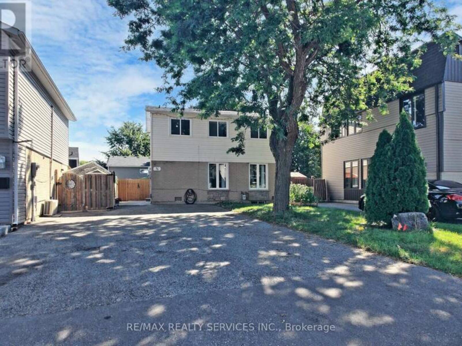 33 HAZELGLEN COURT, Brampton, Ontario L6S 1N7