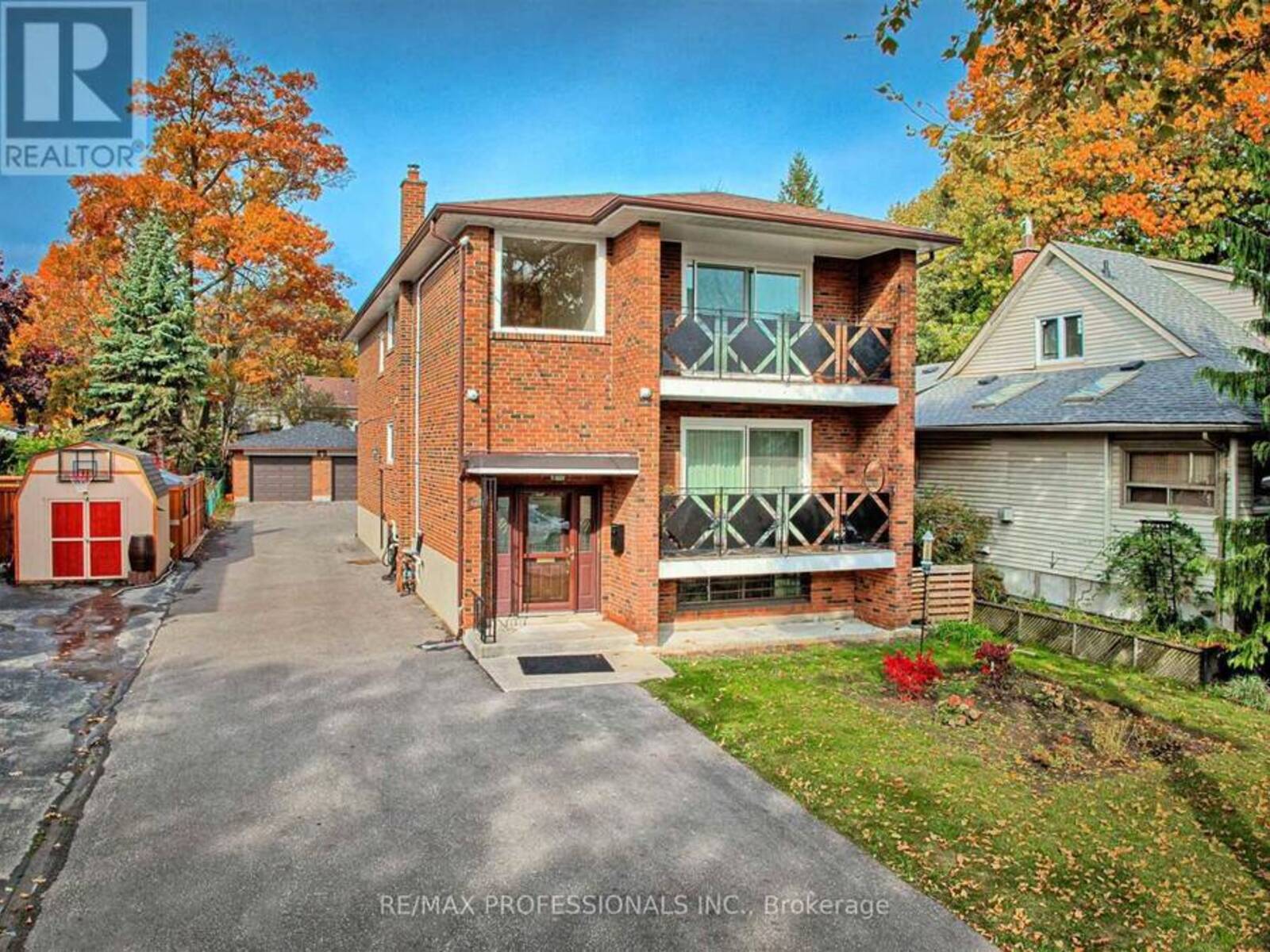 16 MUSKOKA AVENUE, Toronto, Ontario M8W 1H3