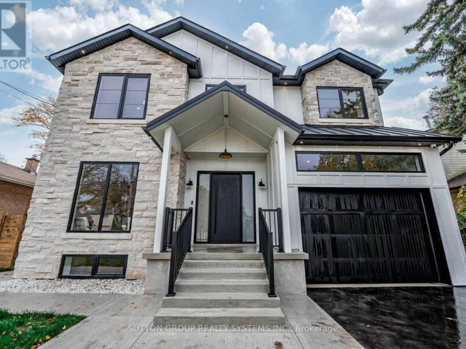 43 MILLBURN DRIVE, Toronto, Ontario M9B 2W8