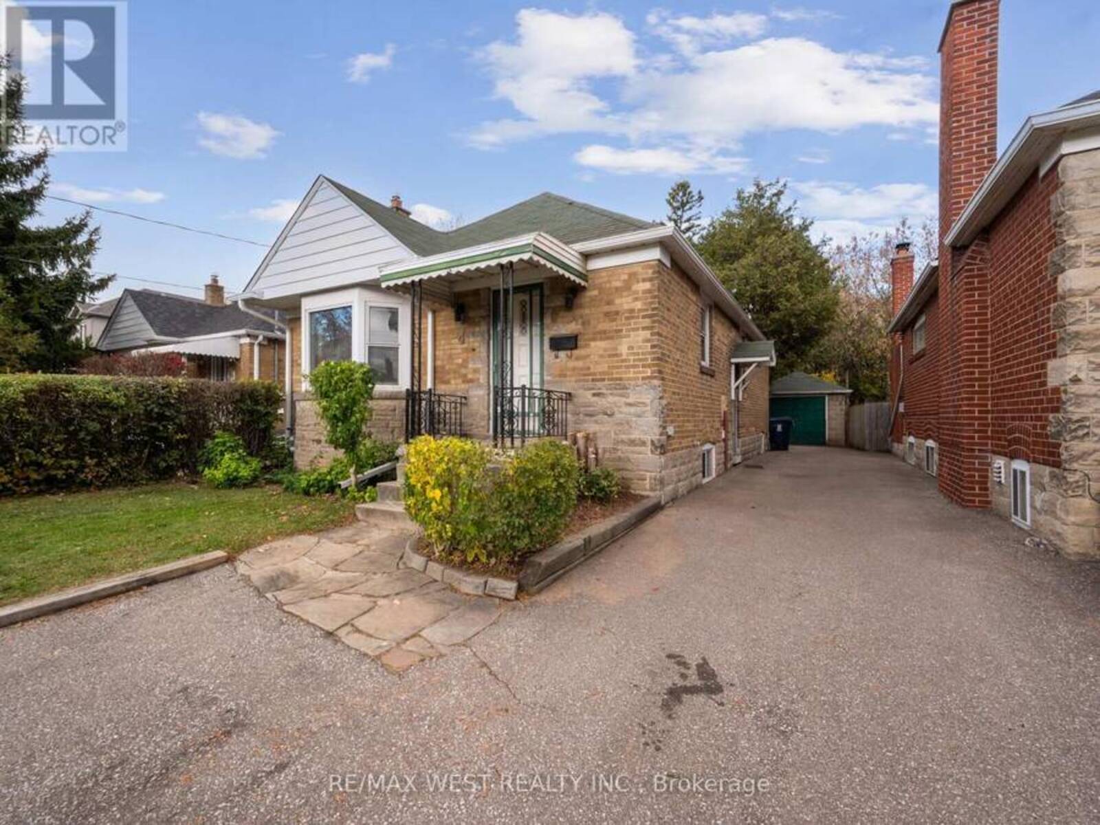 4 ALLEN AVENUE, Toronto, Ontario M4M 1T4