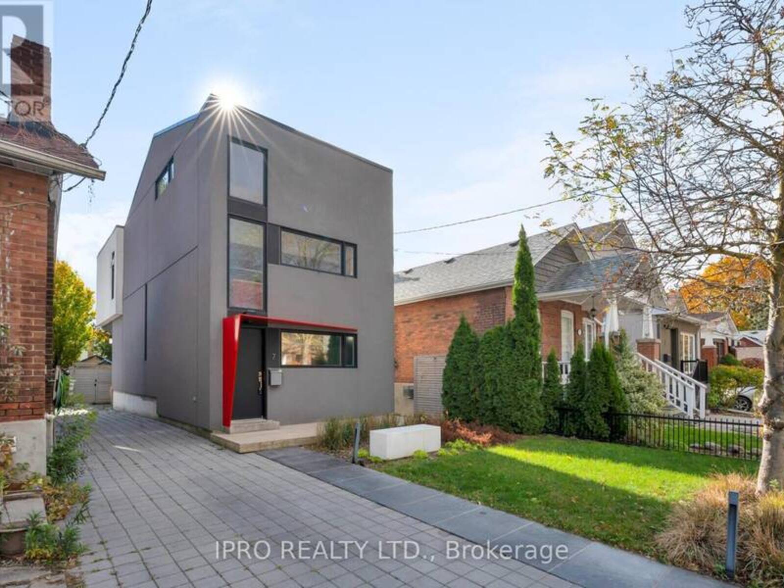 7 DONCASTER AVENUE, Toronto, Ontario M4C 1Y4