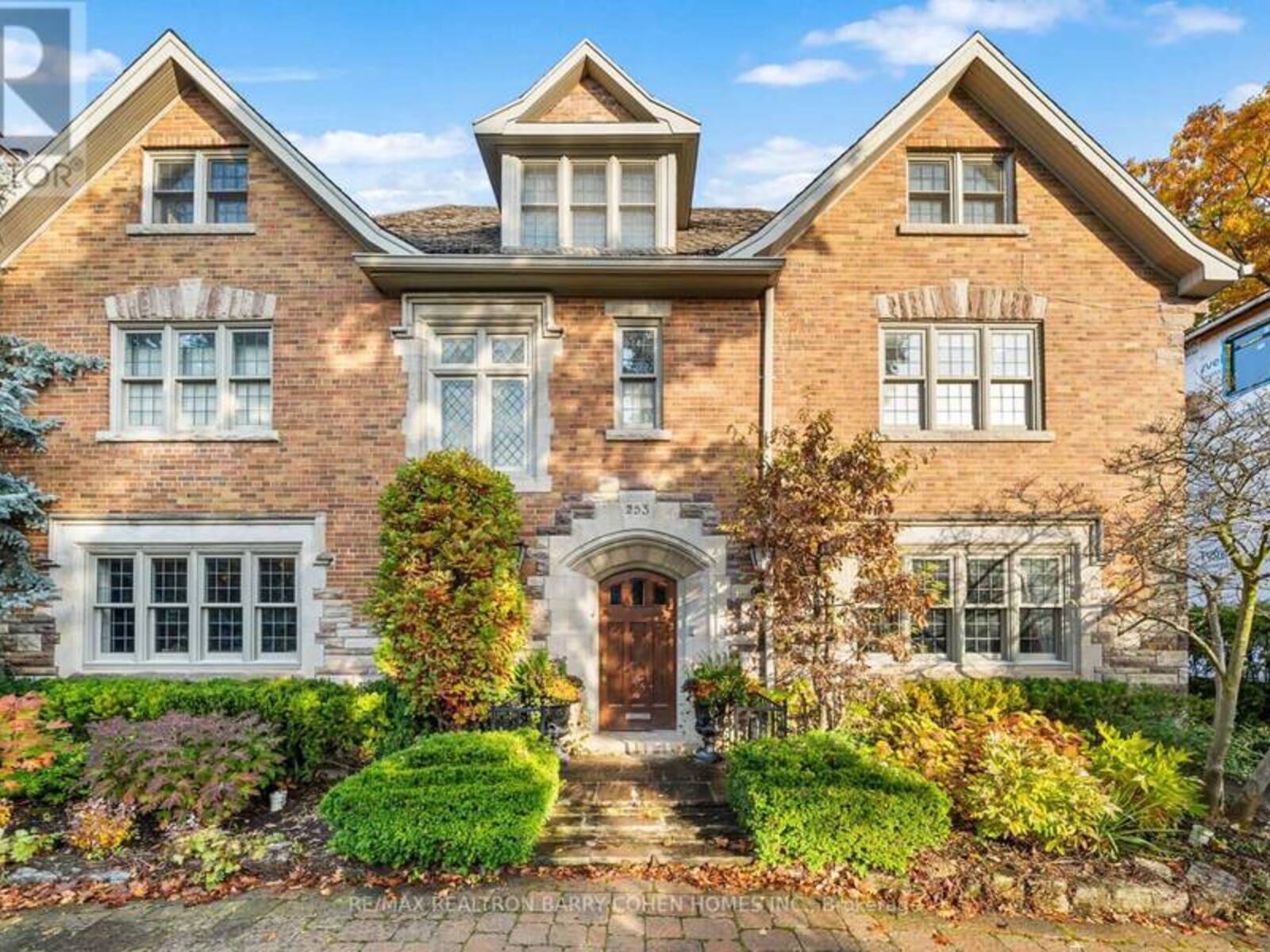 253 DUNVEGAN ROAD, Toronto, Ontario M5P 2P5