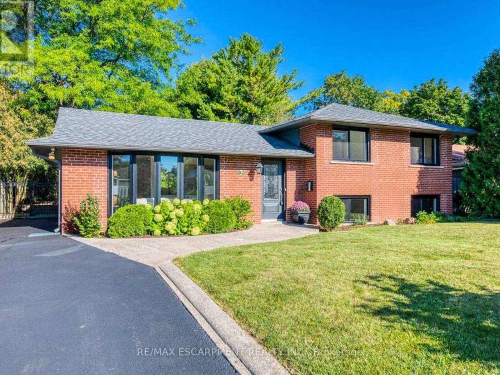 33 SEWELL DRIVE, Oakville, Ontario L6H 1C6