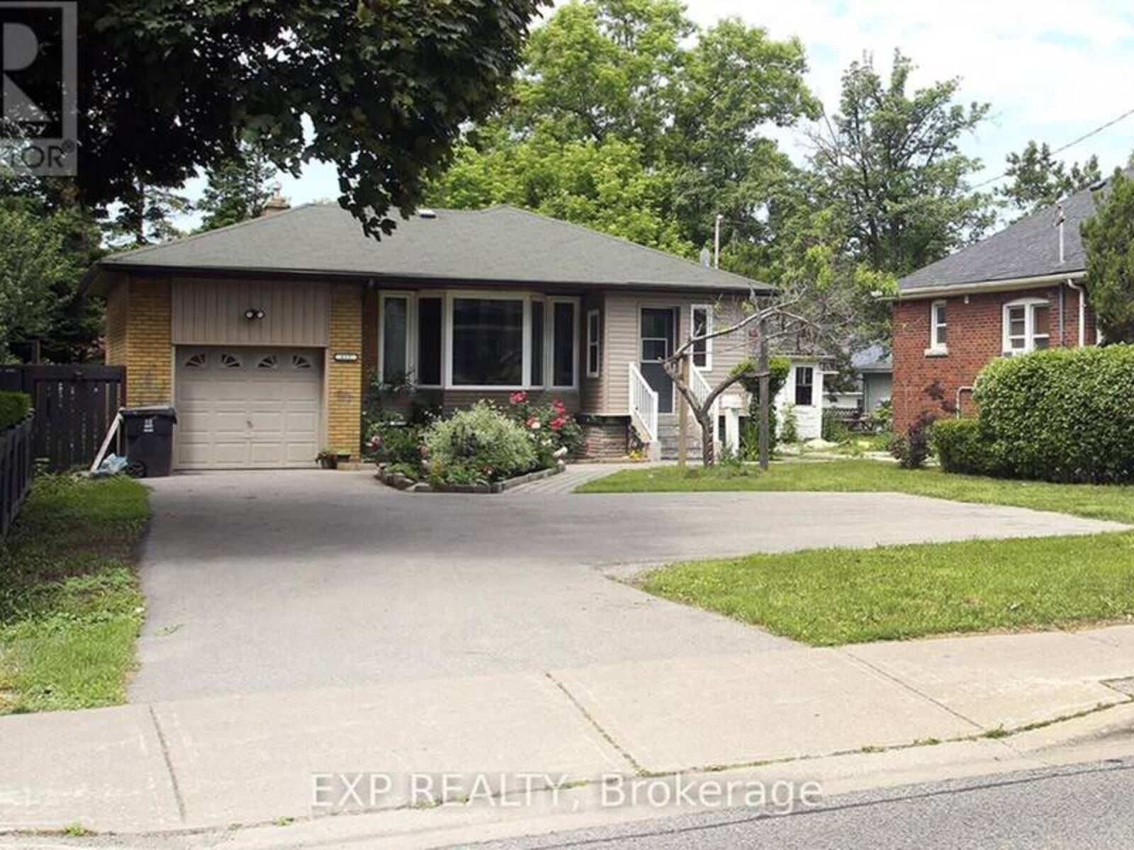 812 KENNEDY ROAD, Toronto, Ontario M1K 2C8