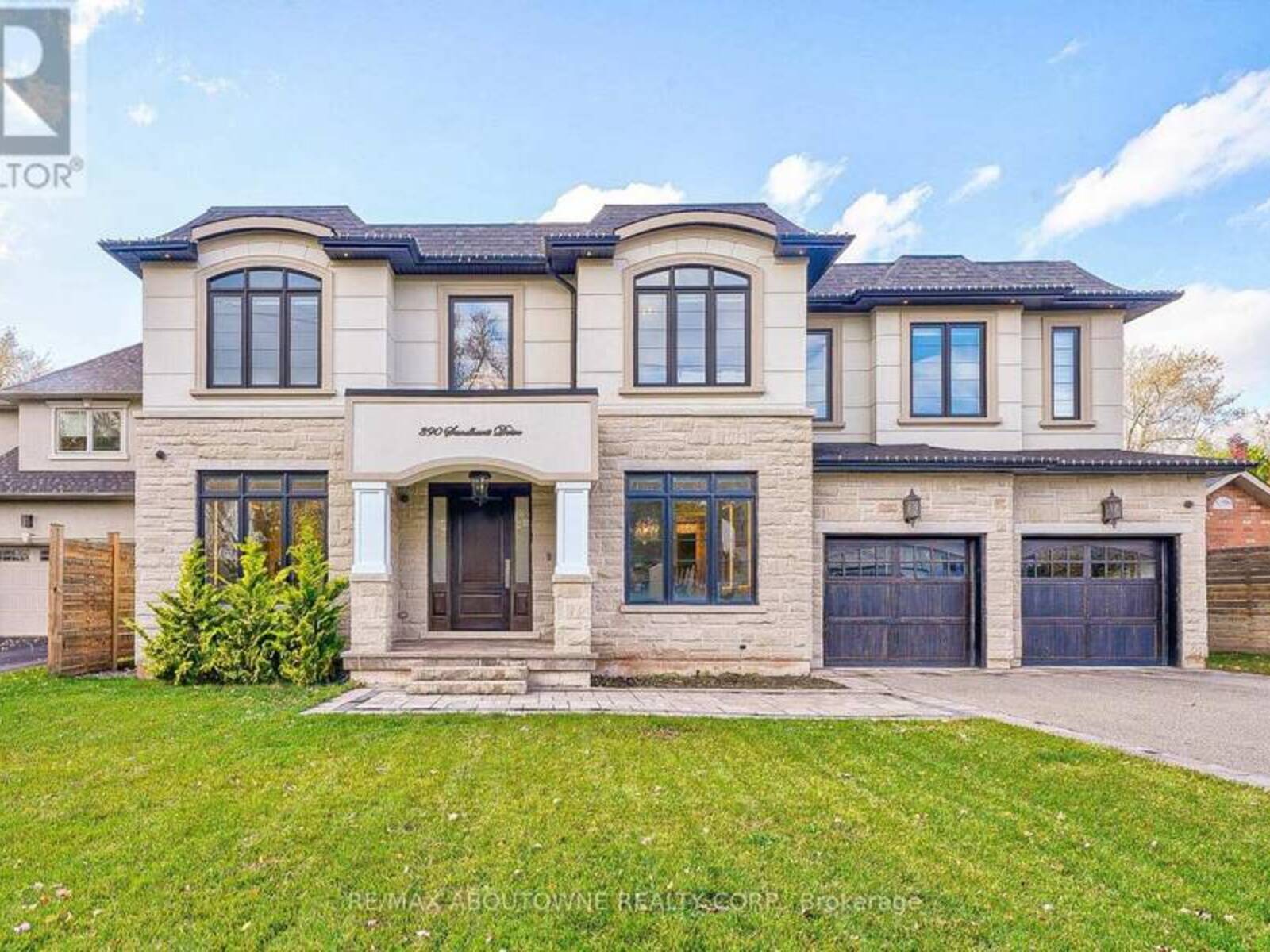 390 SANDHURST DRIVE, Oakville, Ontario L6L 4L3