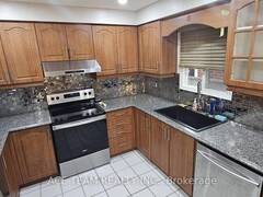 18 SCARLETT DRIVE Brampton Ontario, L6Y 3R7