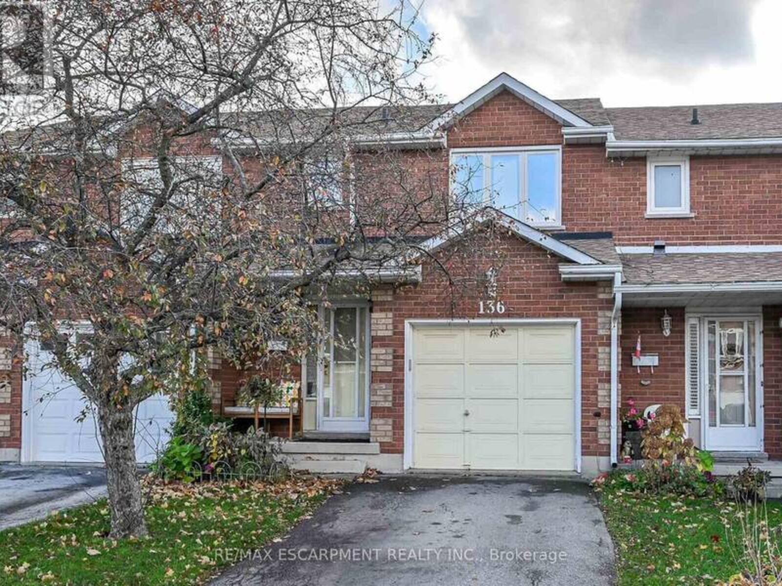 136 ESSLING AVENUE, Hamilton, Ontario L9B 2H9