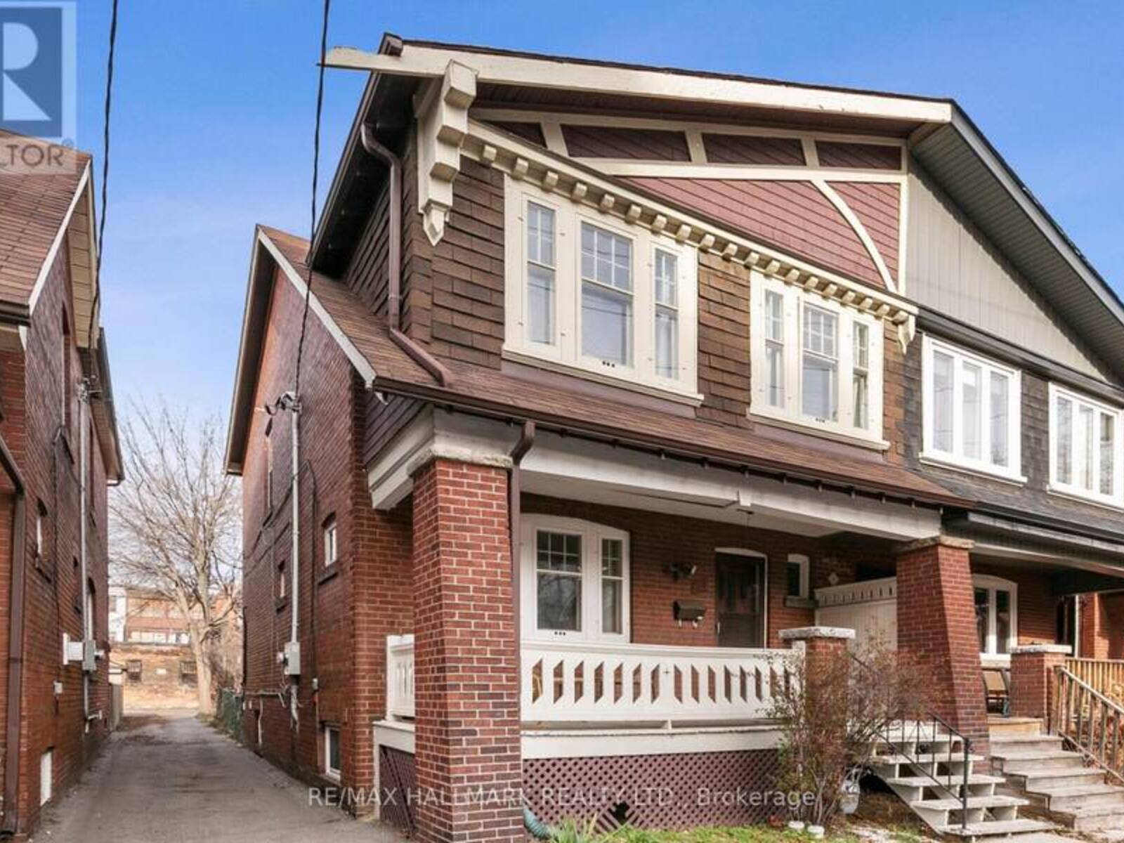 10 DEARBOURNE AVENUE, Toronto, Ontario M4K 1M7