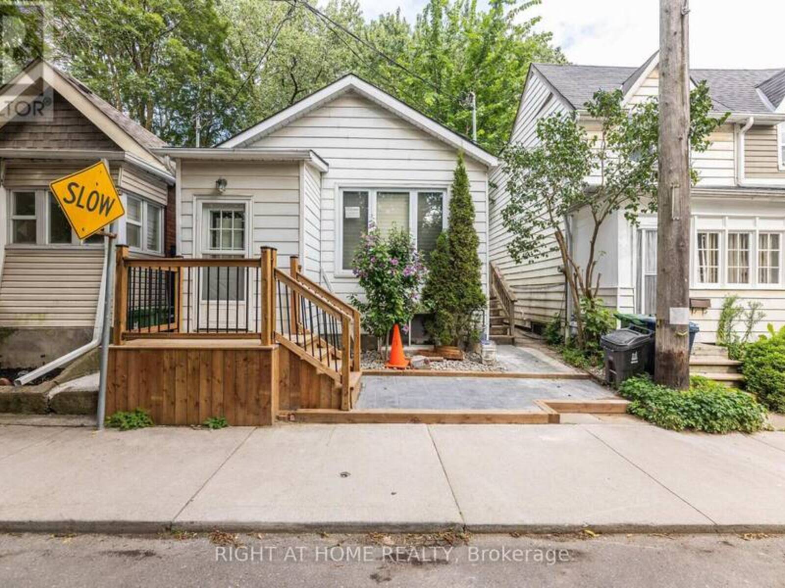 229 CRAVEN ROAD, Toronto, Ontario M4L 2Z5