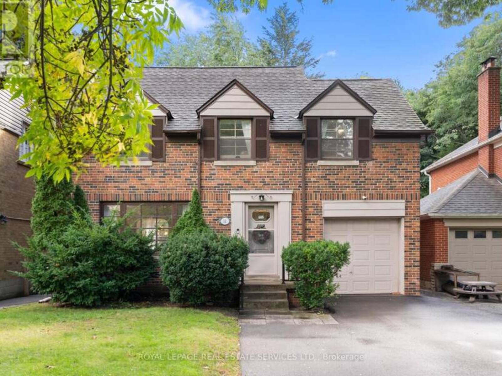 11 ASHTON MANOR, Toronto, Ontario M8Y 2N6