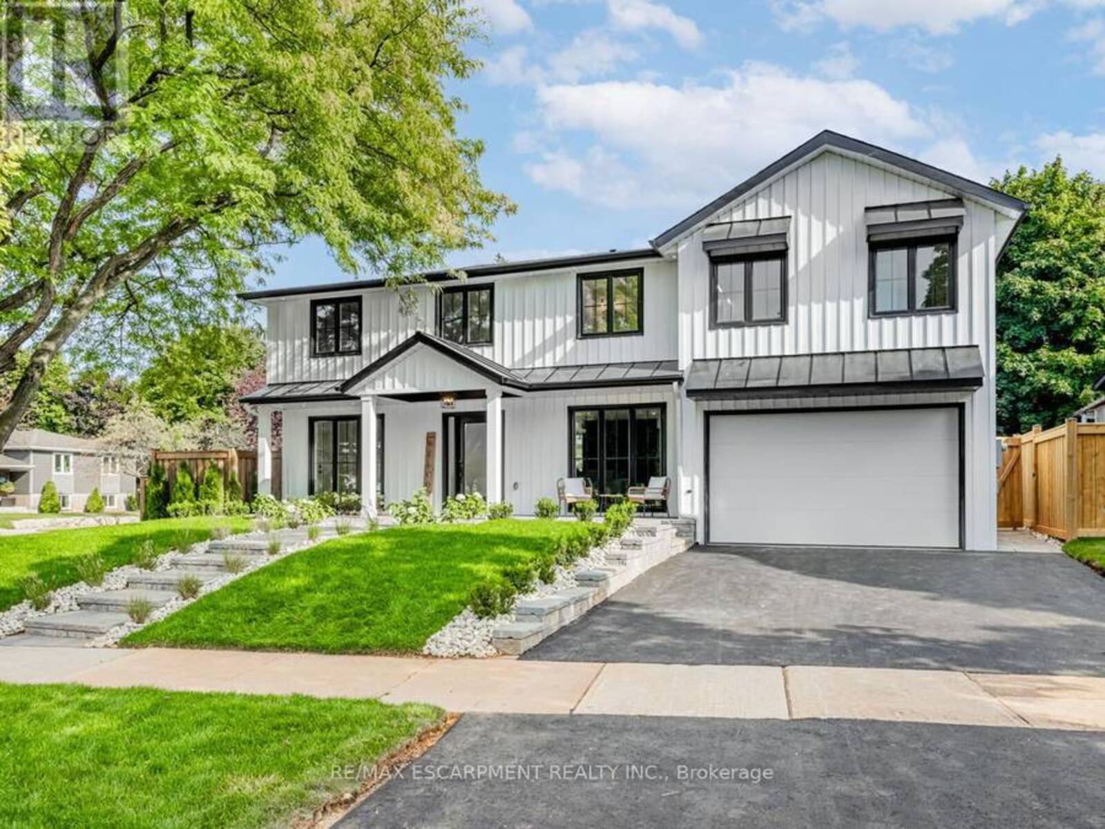 2212 URWIN CRESCENT, Oakville, Ontario L6L 2T2