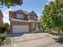 132 HOLLANDVIEW TRAIL Aurora Ontario, L4G 7H2