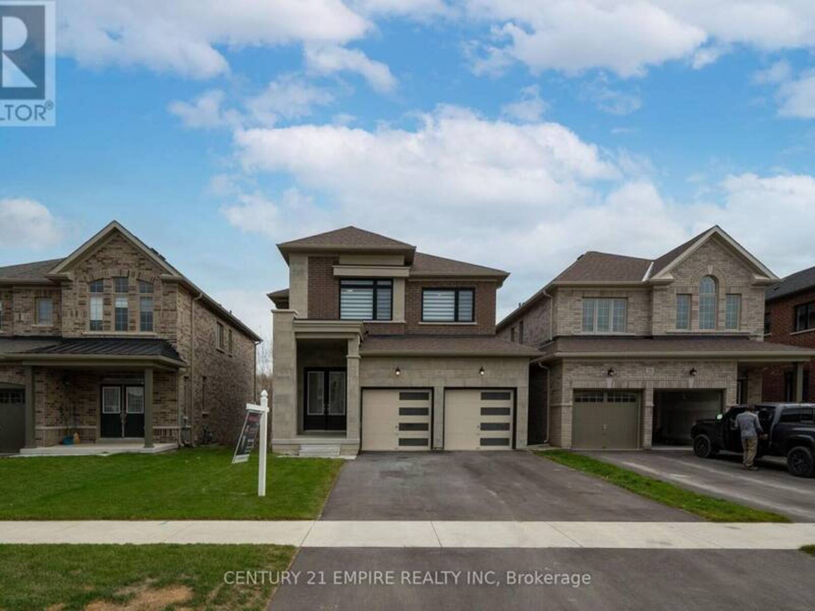 210 FERRAGINE CRESCENT, Bradford West Gwillimbury, Ontario L3Z 4B4