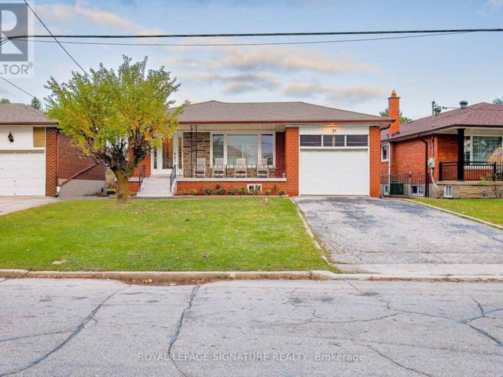 31 LISCOMBE ROAD, Toronto, Ontario M6L 3A3