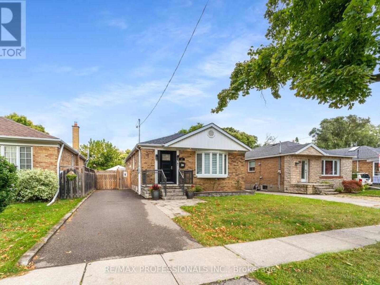 27 CHARLESTON ROAD, Toronto, Ontario M9B 4M6