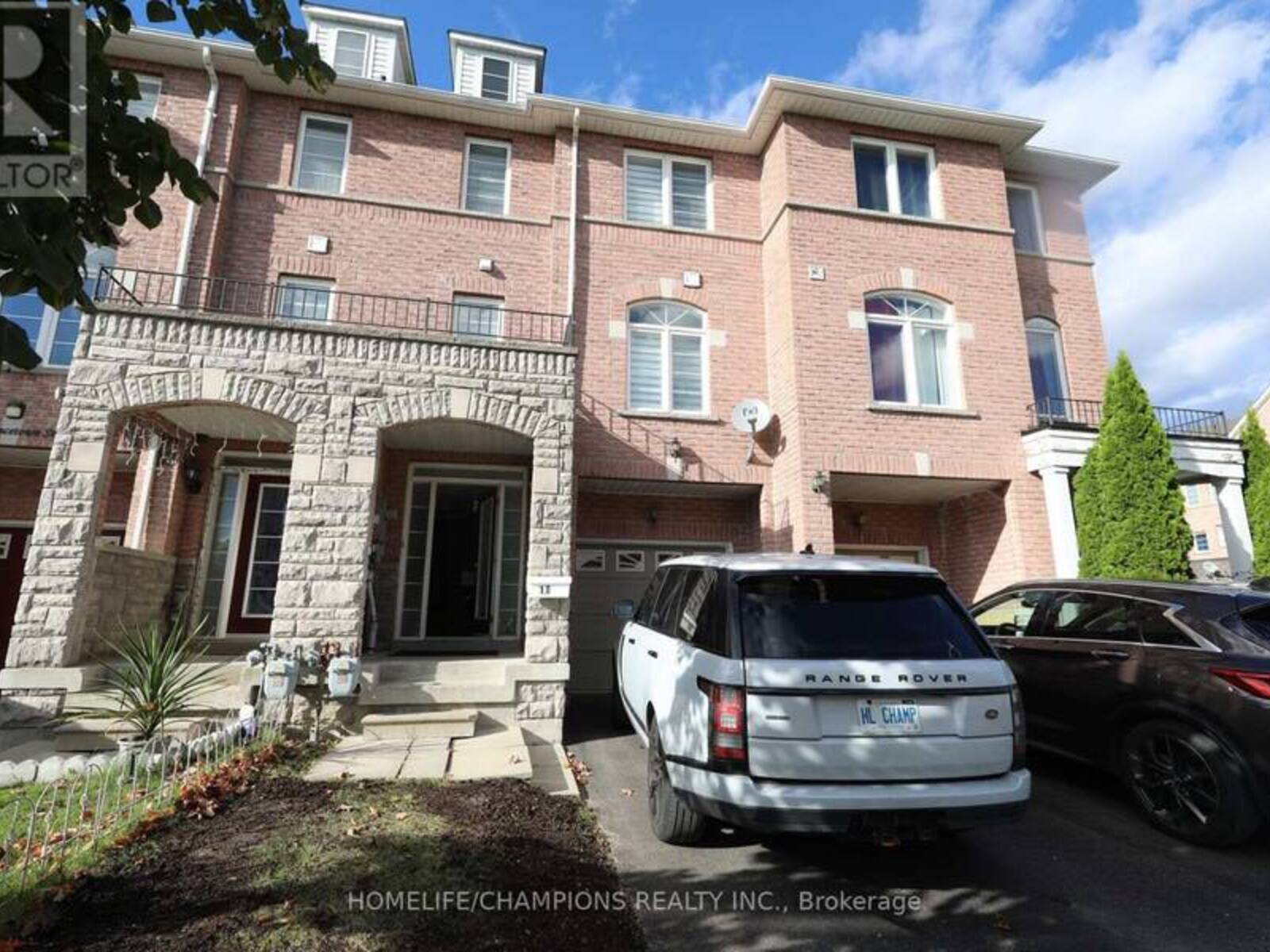 18 LAWRENCE TOWN STREET, Ajax, Ontario L1S 0B8