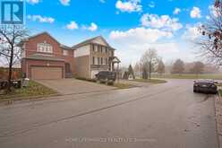 8 MEADOW WOOD CRESCENT | Hamilton Ontario | Slide Image Three