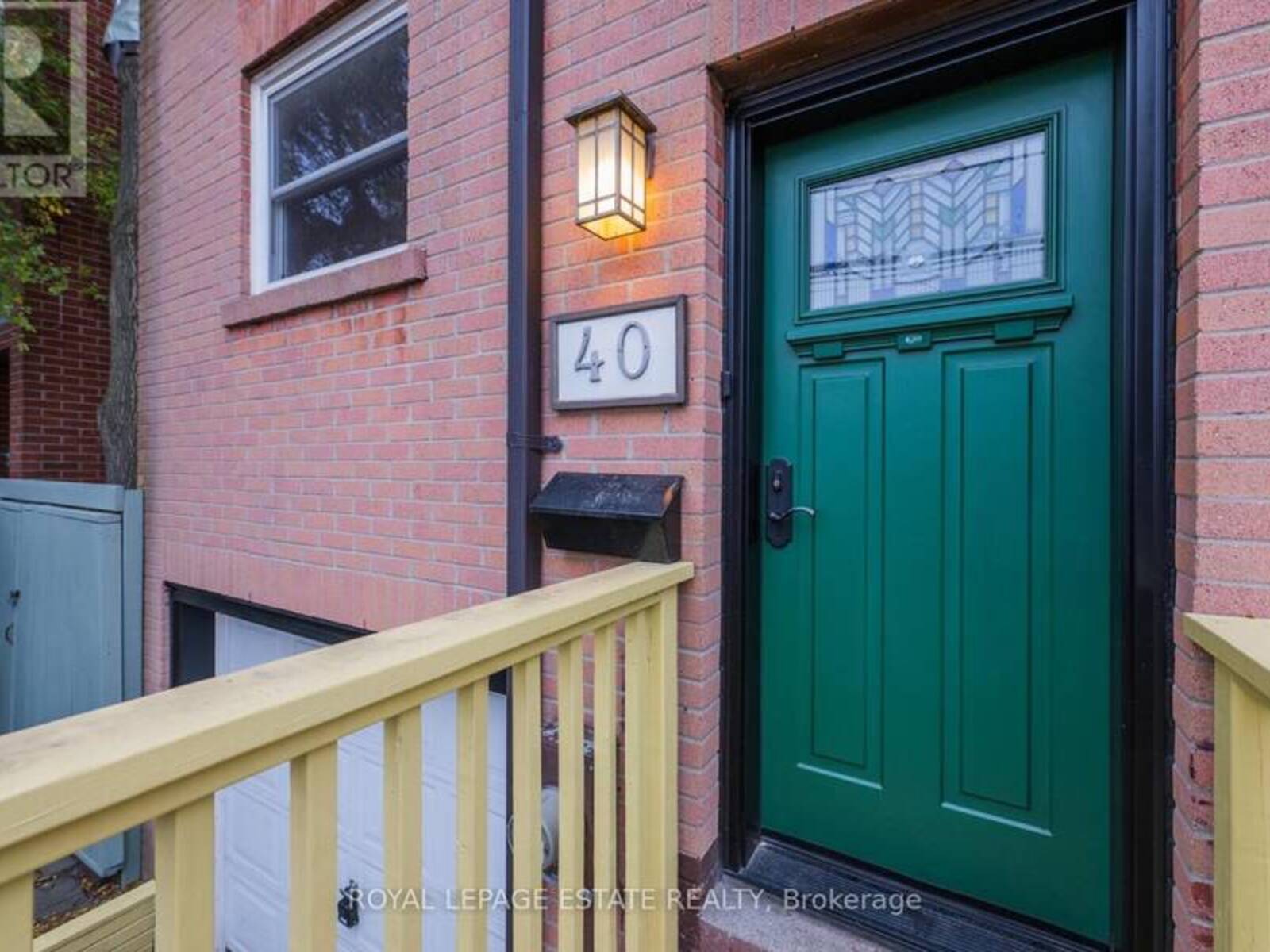 40 POULETT STREET, Toronto, Ontario M5A 1Z5