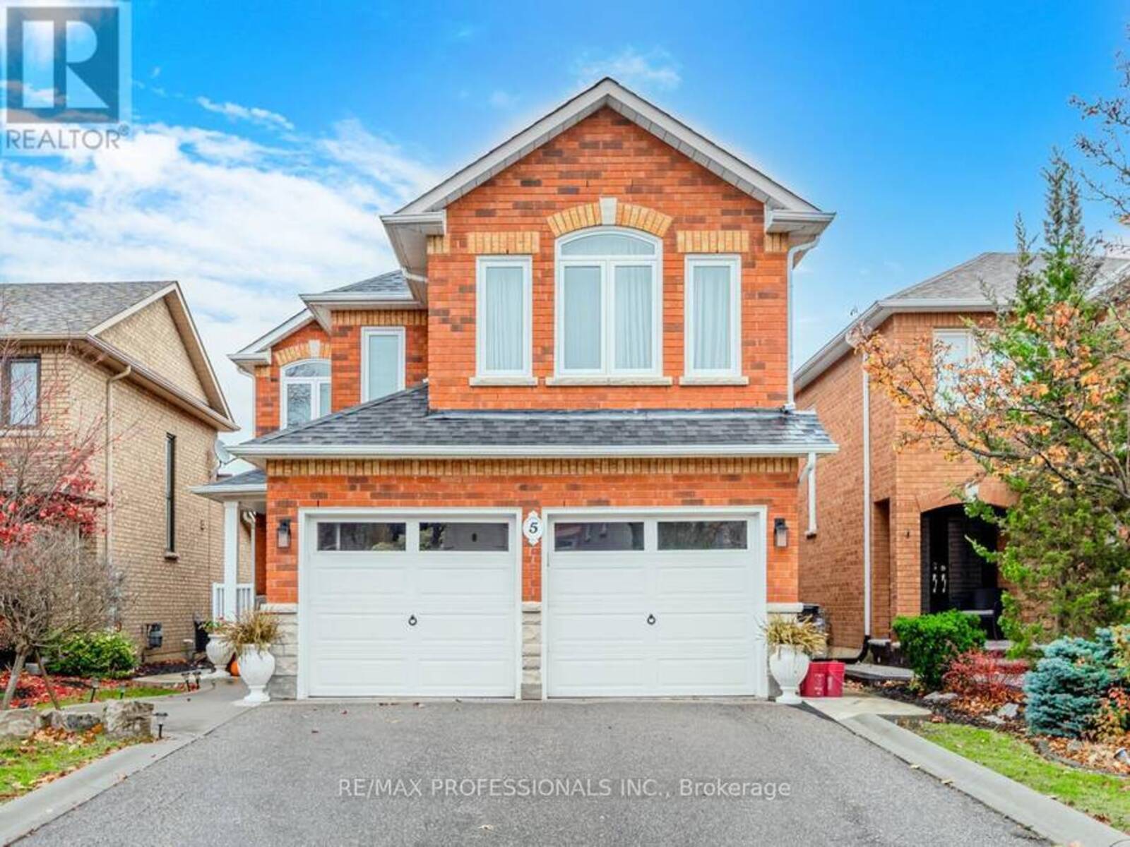 5 COUNTRY STROLL CRESCENT, Caledon, Ontario L7E 2H4