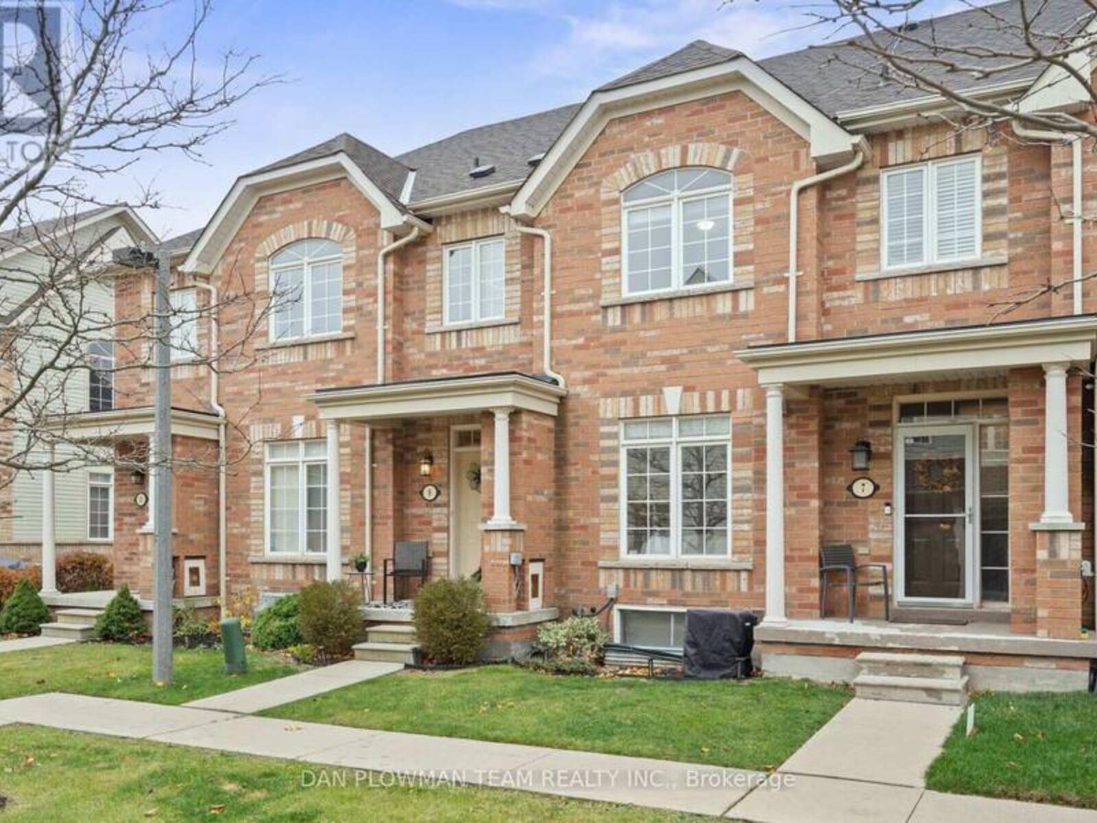 9 WICKER PARK WAY, Whitby, Ontario L1R 0E3