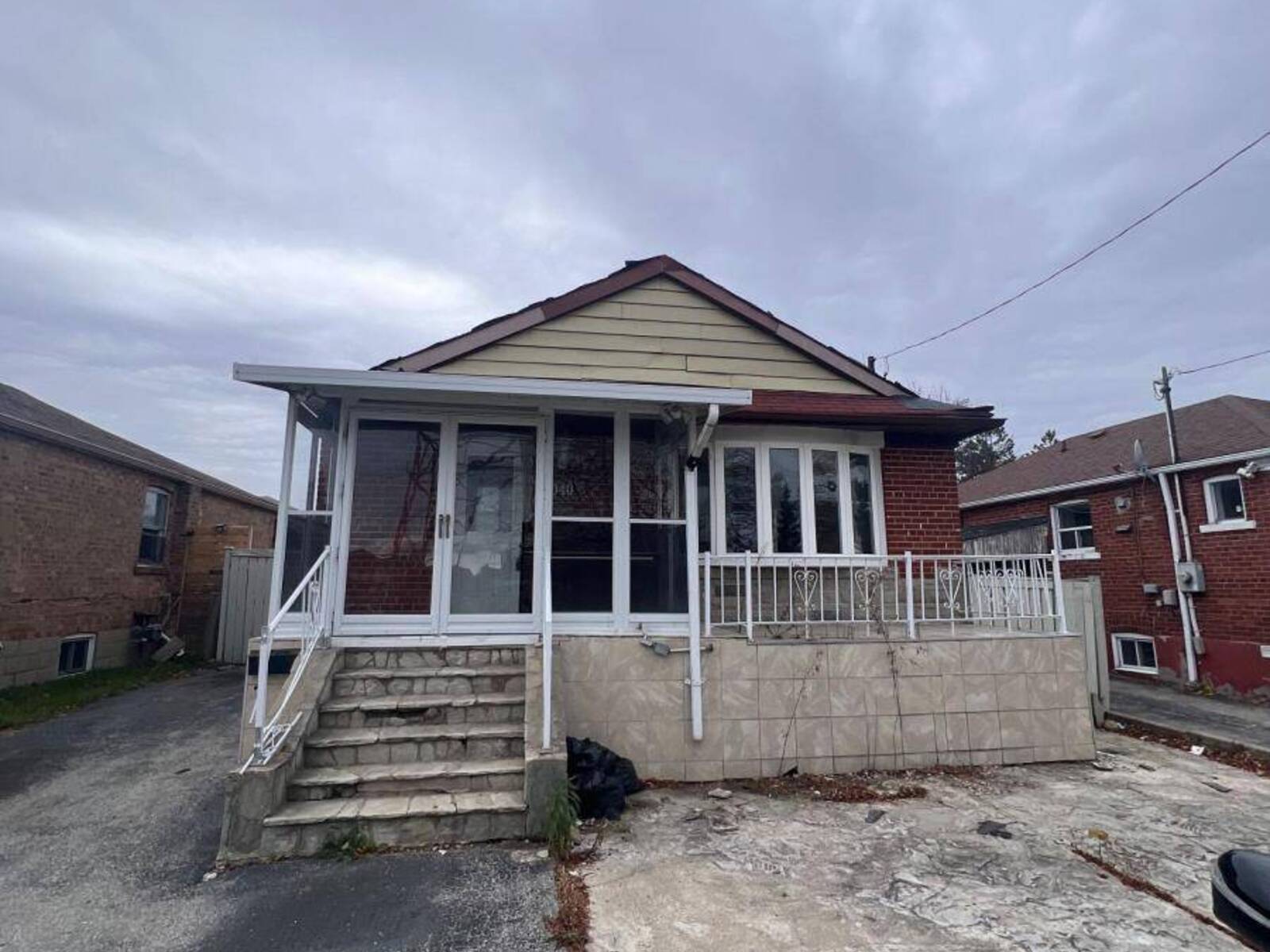 1040 KENNEDY ROAD, Toronto, Ontario M1P 2K6