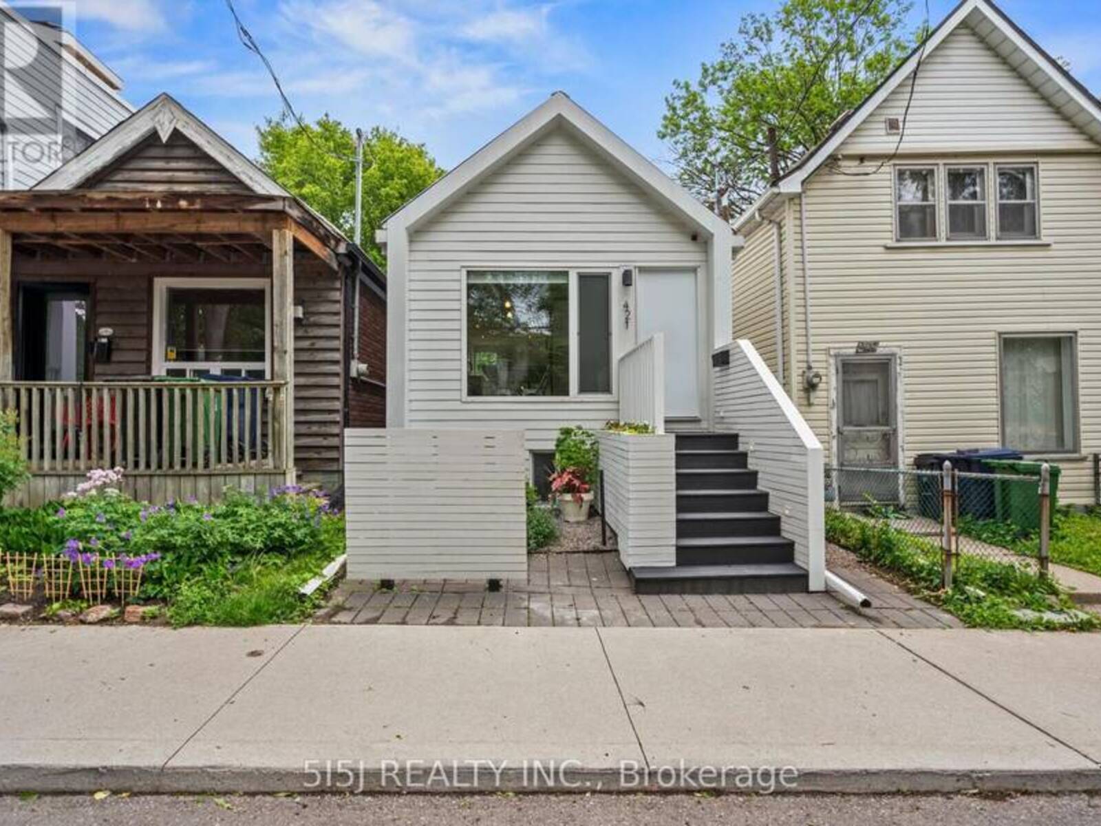 421 CRAVEN ROAD, Toronto, Ontario M4L 2Z5